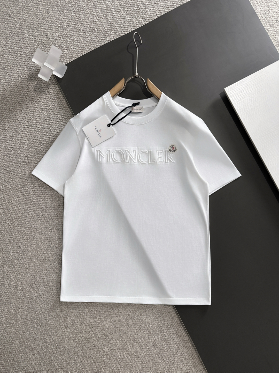 NO:449407,MONCRER 2025 spring and summer new style first-time counter latest short-sleeved round-neck T-shirt, high-end customization, avant-garde and fashionable design!  Brand logo heavy craft design, high-end customized mercerated long cotton fabric, soft feel, comfortable to wear, exquisite counter-level car line, fine workmanship, invincible and handsome upper body effect!  A must-have item for handsome men!  Color black white Number M-3XL, T-shirt,tees,t-shirt,alexander wang19860909MONCRER 2025春夏新款首发专柜最新款短袖圆领T恤 高端订制 设计前卫时尚！品牌logo重工艺设计 高端定制丝光长绒棉面料.手感柔软.穿着舒适.专柜级别精致车线.做工精细.上身效果无敌帅气！型男必备单品！ 颜色黑色 白色 码数M-3XL,,T-shirt,tees，t-shirt,alexander wang,Men's clothing