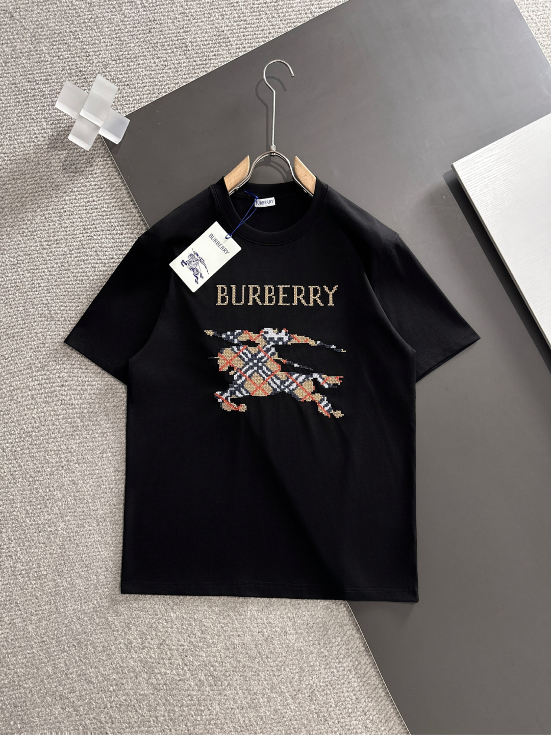 NO:439967,BBR Spring and Summer New First-Open Counter Latest Short-sleeved Round Neck T-shirt High-end Customized Design Avant-garde and Fashionable!  Brand logo heavy craft design, high-end customized mercerated long cotton fabric, soft feel, comfortable to wear, exquisite counter-level car line, fine workmanship, invincible and handsome upper body effect!  A must-have item for handsome men!  Color black white Number M-3XL, T-shirt,tees,t-shirt,alexander wang19860909BBR 春夏新款首发专柜最新款短袖圆领T恤 高端订制 设计前卫时尚！品牌logo重工艺设计 高端定制丝光长绒棉面料.手感柔软.穿着舒适.专柜级别精致车线.做工精细.上身效果无敌帅气！型男必备单品！ 颜色黑色 白色 码数M-3XL,,T-shirt,tees，t-shirt,alexander wang,Men's clothing