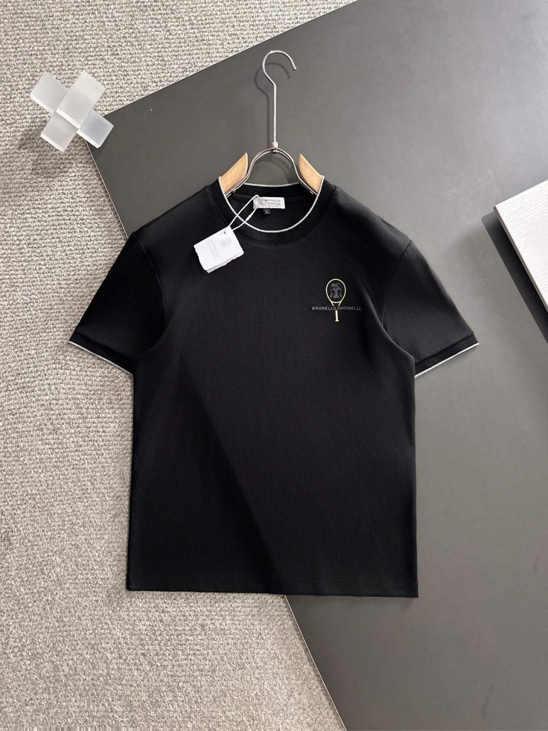 NO:440018,Recommended by bc old money upstarts, classic every year, a good match for business and casual, logo letter printing round neck long-sleeved T-shirt, logo print design, the upper body is refreshing and clean and textured, the combination tailoring, the fabric is made of mercerized cotton, the surface has a warm luster, the upper body is comfortable, skin-friendly, breathable, and has a very good crisp shape, hardware accessories, full-quality order, color, black, white, blue, code M-3XL, try on 172-140, suitable for wearing (the next day's goods),,tees, t-shirt,alexander wang19860909bc老钱新贵们推荐 年年经典 商务休闲都能很好搭配的一款 标志字母印花款圆领长袖T恤衫 标志印花设计,上身清爽干净而显质感 合体的剪裁 面料采用丝光棉的材质 表面有着温润的光泽感 上身 舒适 亲肤 透气 又有很好的挺括型 五金辅料 全品相订单 颜色 黑色 白色 蓝色 码数M-3XL 试穿172-140穿L合适（隔天货）,,tees，t-shirt,alexander wang,Men's clothing