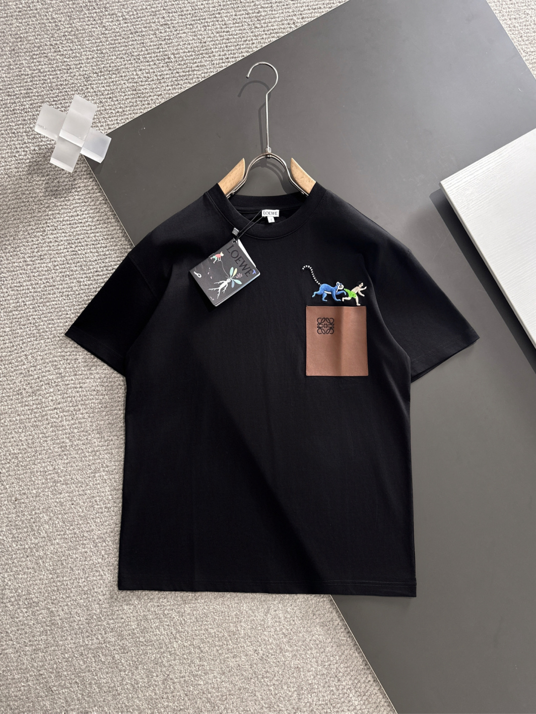 NO:440012,Luo Yiwei Spring and Summer New First-Open Counter Latest Short-sleeved Round Neck T-shirt, High-end Customization, Avant-garde and Fashionable Design!  Brand logo heavy craft design, high-end customized mercerated long cotton fabric, soft feel, comfortable to wear, exquisite counter-level car line, fine workmanship, invincible and handsome upper body effect!  A must-have item for handsome men!  Color black code number S-2XL, loewe, T-shirt,tees, t-shirt,alexander wang19860909罗意威春夏新款首发专柜最新款短袖圆领T恤 高端订制 设计前卫时尚！品牌logo重工艺设计 高端定制丝光长绒棉面料.手感柔软.穿着舒适.专柜级别精致车线.做工精细.上身效果无敌帅气！型男必备单品！ 颜色黑色 码数S-2XL,,loewe,T-shirt,tees，t-shirt,alexander wang,Men's clothing