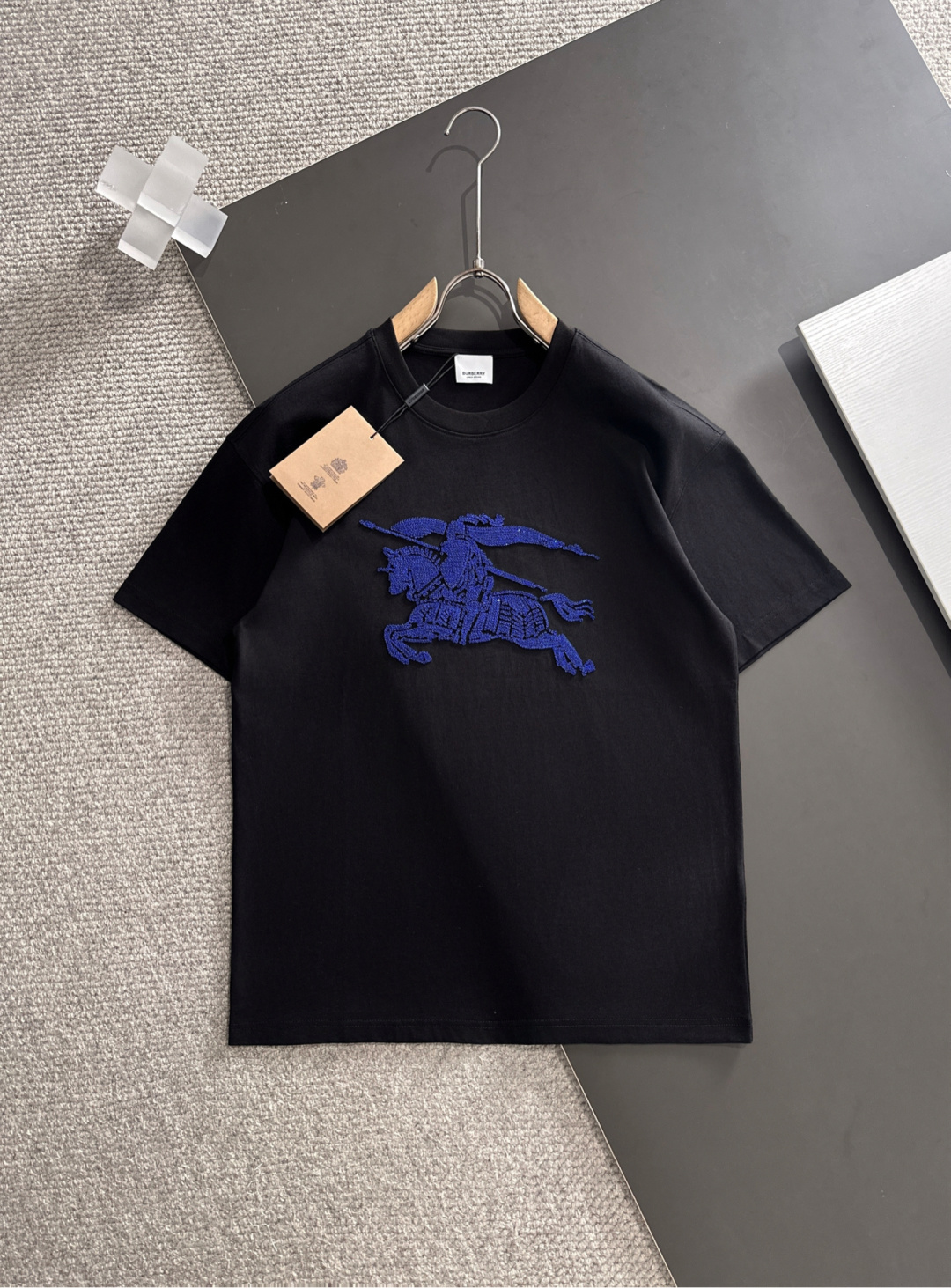 NO:439995,The latest short-sleeved round-neck T-shirt in the spring and summer new spring counter, high-end customization, avant-garde and fashionable design!  Brand logo heavy craft design, high-end customized mercerated long cotton fabric, soft feel, comfortable to wear, exquisite counter-level car line, fine workmanship, invincible and handsome upper body effect!  A must-have item for handsome men!  Color black white Number M-3Xl, burberry, T-shirt,tees, t-shirt,alexander wang19860909巴宝*春夏新款首发专柜最新款短袖圆领T恤 高端订制 设计前卫时尚！品牌logo重工艺设计 高端定制丝光长绒棉面料.手感柔软.穿着舒适.专柜级别精致车线.做工精细.上身效果无敌帅气！型男必备单品！ 颜色黑色 白色 码数M-3Xl,,burberry,T-shirt,tees，t-shirt,alexander wang,Men's clothing