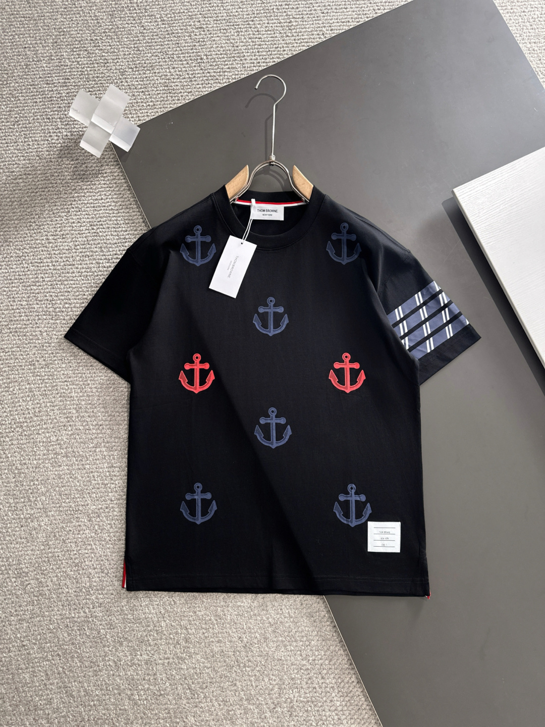 NO:439988,TB* Spring and Summer New First-Open Counter Latest Short-sleeved Round Neck T-shirt High-end Customized Design Avant-garde and Fashionable!  Brand logo heavy craft design, high-end customized mercerated long cotton fabric, soft feel, comfortable to wear, exquisite counter-level car line, fine workmanship, invincible and handsome upper body effect!  A must-have item for handsome men!  Color black white S-2XL, T-shirt,tees,t-shirt,alexander wang19860909TB*春夏新款首发专柜最新款短袖圆领T恤 高端订制 设计前卫时尚！品牌logo重工艺设计 高端定制丝光长绒棉面料.手感柔软.穿着舒适.专柜级别精致车线.做工精细.上身效果无敌帅气！型男必备单品！ 颜色黑色 白色 码数S-2XL,,T-shirt,tees，t-shirt,alexander wang,Men's clothing