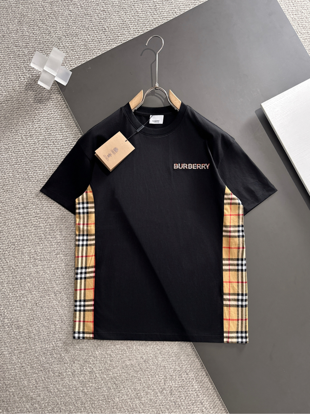 NO:440006,The latest short-sleeved round-neck T-shirt in the spring and summer new spring counter, high-end customization, avant-garde and fashionable design!  Brand logo heavy craft design, high-end customized mercerated long cotton fabric, soft feel, comfortable to wear, exquisite counter-level car line, fine workmanship, invincible and handsome upper body effect!  A must-have item for handsome men!  Color black white S-2XL, burberry, T-shirt,tees, t-shirt,alexander wang19860909巴宝*春夏新款首发专柜最新款短袖圆领T恤 高端订制 设计前卫时尚！品牌logo重工艺设计 高端定制丝光长绒棉面料.手感柔软.穿着舒适.专柜级别精致车线.做工精细.上身效果无敌帅气！型男必备单品！ 颜色黑色 白色 码数S-2XL,,burberry,T-shirt,tees，t-shirt,alexander wang,Men's clothing