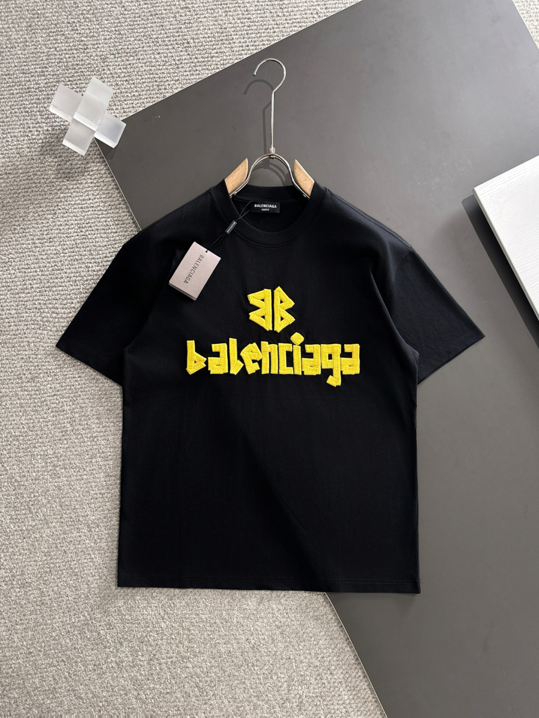 NO:439980,Paris * New spring and summer new styles in the first counter, the latest short-sleeved round-neck T-shirt, high-end customization, avant-garde and fashionable design!  Brand logo heavy craft design, high-end customized mercerated long cotton fabric, soft feel, comfortable to wear, exquisite counter-level car line, fine workmanship, invincible and handsome upper body effect!  A must-have item for handsome men!  Color black code number M-3XL, T-shirt,tees,t-shirt,alexander wang19860909巴黎世* 春夏新款首发专柜最新款短袖圆领T恤 高端订制 设计前卫时尚！品牌logo重工艺设计 高端定制丝光长绒棉面料.手感柔软.穿着舒适.专柜级别精致车线.做工精细.上身效果无敌帅气！型男必备单品！ 颜色黑色 码数M-3XL,,T-shirt,tees，t-shirt,alexander wang,Men's clothing