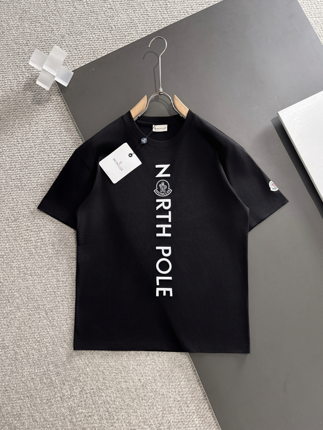 NO:439990,The new spring and summer new style of the first counter is the latest short-sleeved round-neck T-shirt with high-end customization and avant-garde and fashionable design!  Brand logo heavy craft design, high-end customized mercerated long cotton fabric, soft feel, comfortable to wear, exquisite counter-level car line, fine workmanship, invincible and handsome upper body effect!  A must-have item for handsome men!  Color black white Number M-3XL, Moncler, T-shirt,tees, t-shirt,alexander wang19860909蒙口 春夏新款首发专柜最新款短袖圆领T恤 高端订制 设计前卫时尚！品牌logo重工艺设计 高端定制丝光长绒棉面料.手感柔软.穿着舒适.专柜级别精致车线.做工精细.上身效果无敌帅气！型男必备单品！ 颜色黑色 白色 码数M-3XL,,Moncler,T-shirt,tees，t-shirt,alexander wang,Men's clothing