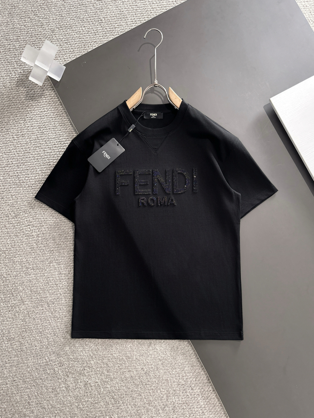 NO:439974,FD Spring and Summer New First-Open Counter Latest Short-sleeved Round Neck T-shirt High-end Customized Design Avant-garde and Fashionable!  Brand logo heavy craft design, high-end customized mercerated long cotton fabric, soft feel, comfortable to wear, exquisite counter-level car line, fine workmanship, invincible and handsome upper body effect!  A must-have item for handsome men!  Color black white Number M-3XL, T-shirt,tees,t-shirt,alexander wang19860909FD 春夏新款首发专柜最新款短袖圆领T恤 高端订制 设计前卫时尚！品牌logo重工艺设计 高端定制丝光长绒棉面料.手感柔软.穿着舒适.专柜级别精致车线.做工精细.上身效果无敌帅气！型男必备单品！ 颜色黑色 白色 码数M-3XL,,T-shirt,tees，t-shirt,alexander wang,Men's clothing