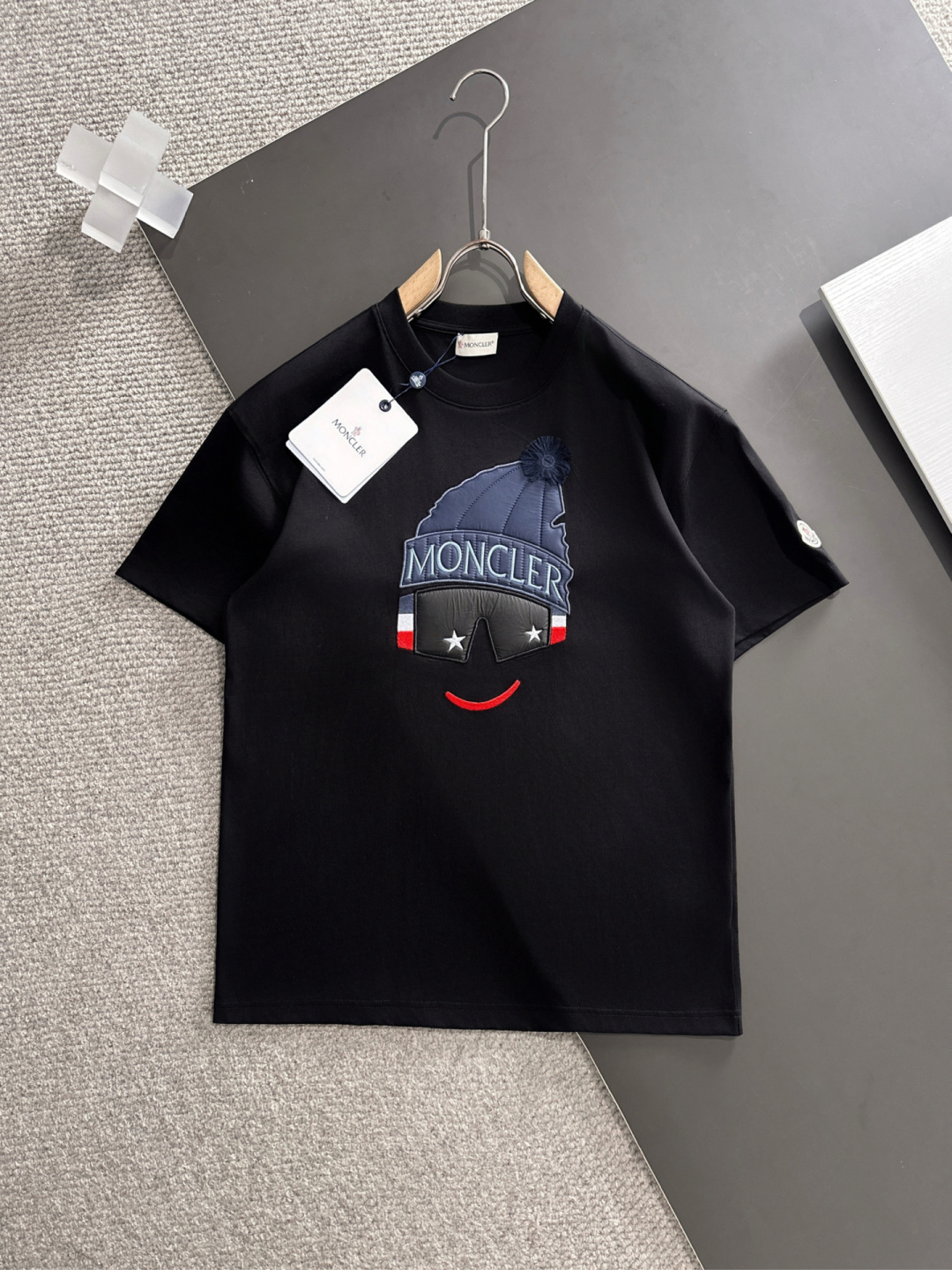 NO:440001,The new spring and summer new style of the first counter is the latest short-sleeved round-neck T-shirt with high-end customization and avant-garde and fashionable design!  Brand logo heavy craft design, high-end customized mercerated long cotton fabric, soft feel, comfortable to wear, exquisite counter-level car line, fine workmanship, invincible and handsome upper body effect!  A must-have item for handsome men!  Color black white S-2XL, Moncler, T-shirt,tees, t-shirt,alexander wang19860909蒙口 春夏新款首发专柜最新款短袖圆领T恤 高端订制 设计前卫时尚！品牌logo重工艺设计 高端定制丝光长绒棉面料.手感柔软.穿着舒适.专柜级别精致车线.做工精细.上身效果无敌帅气！型男必备单品！ 颜色黑色 白色 码数S-2XL,,Moncler,T-shirt,tees，t-shirt,alexander wang,Men's clothing