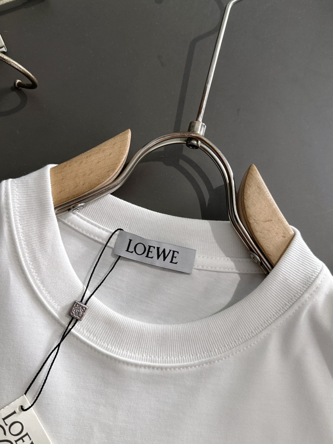 LOW 2025SS春夏最新款圆领时尚短袖T恤，官网同步，专柜纯棉面料！贴肤舒适，耐看又好穿，经典简约l