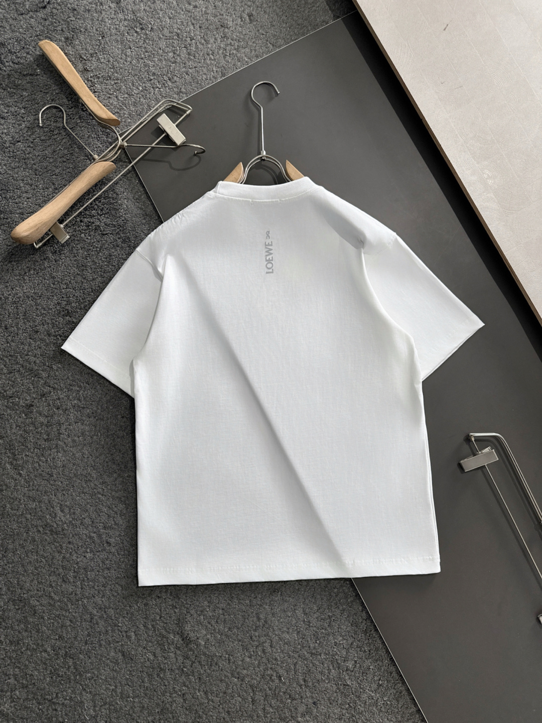 LOW 2025SS春夏最新款圆领时尚短袖T恤，官网同步，专柜纯棉面料！贴肤舒适，耐看又好穿，经典简约l