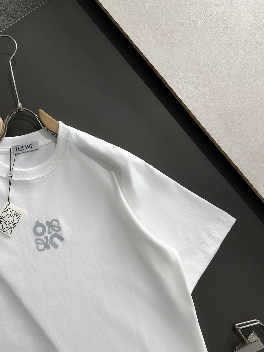 LOW 2025SS春夏最新款圆领时尚短袖T恤，官网同步，专柜纯棉面料！贴肤舒适，耐看又好穿，经典简约l