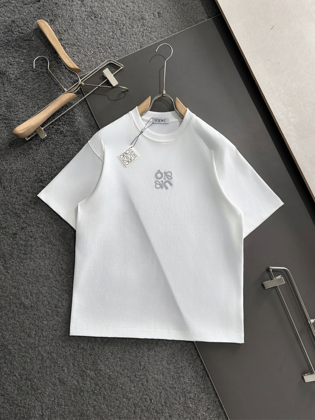 LOW 2025SS春夏最新款圆领时尚短袖T恤，官网同步，专柜纯棉面料！贴肤舒适，耐看又好穿，经典简约l