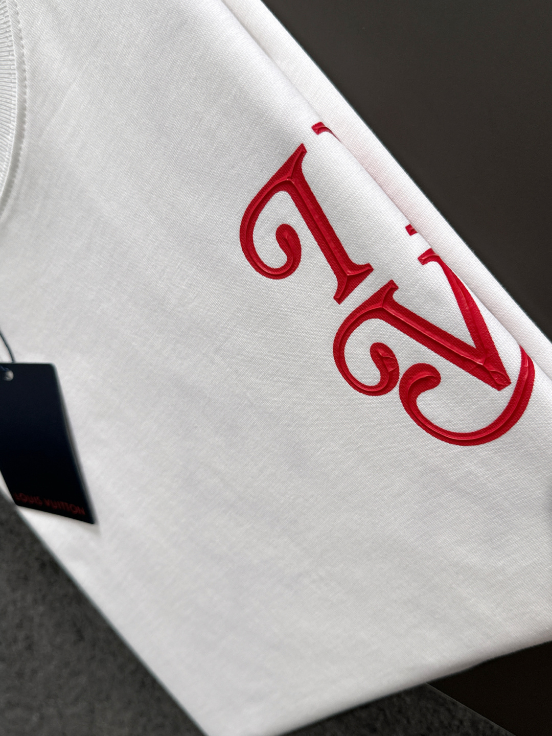 1V 2025SS春夏最新款圆领时尚短袖T恤，官网同步，专柜纯棉面料！贴肤舒适，耐看又好穿，经典简约lo