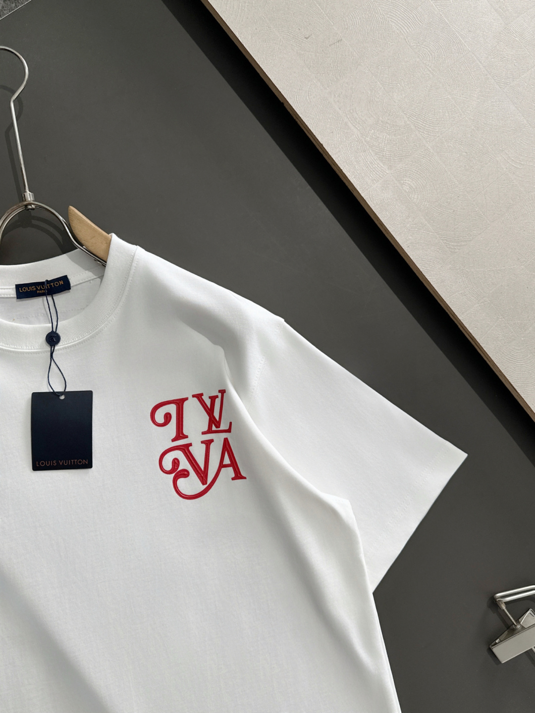 1V 2025SS春夏最新款圆领时尚短袖T恤，官网同步，专柜纯棉面料！贴肤舒适，耐看又好穿，经典简约lo