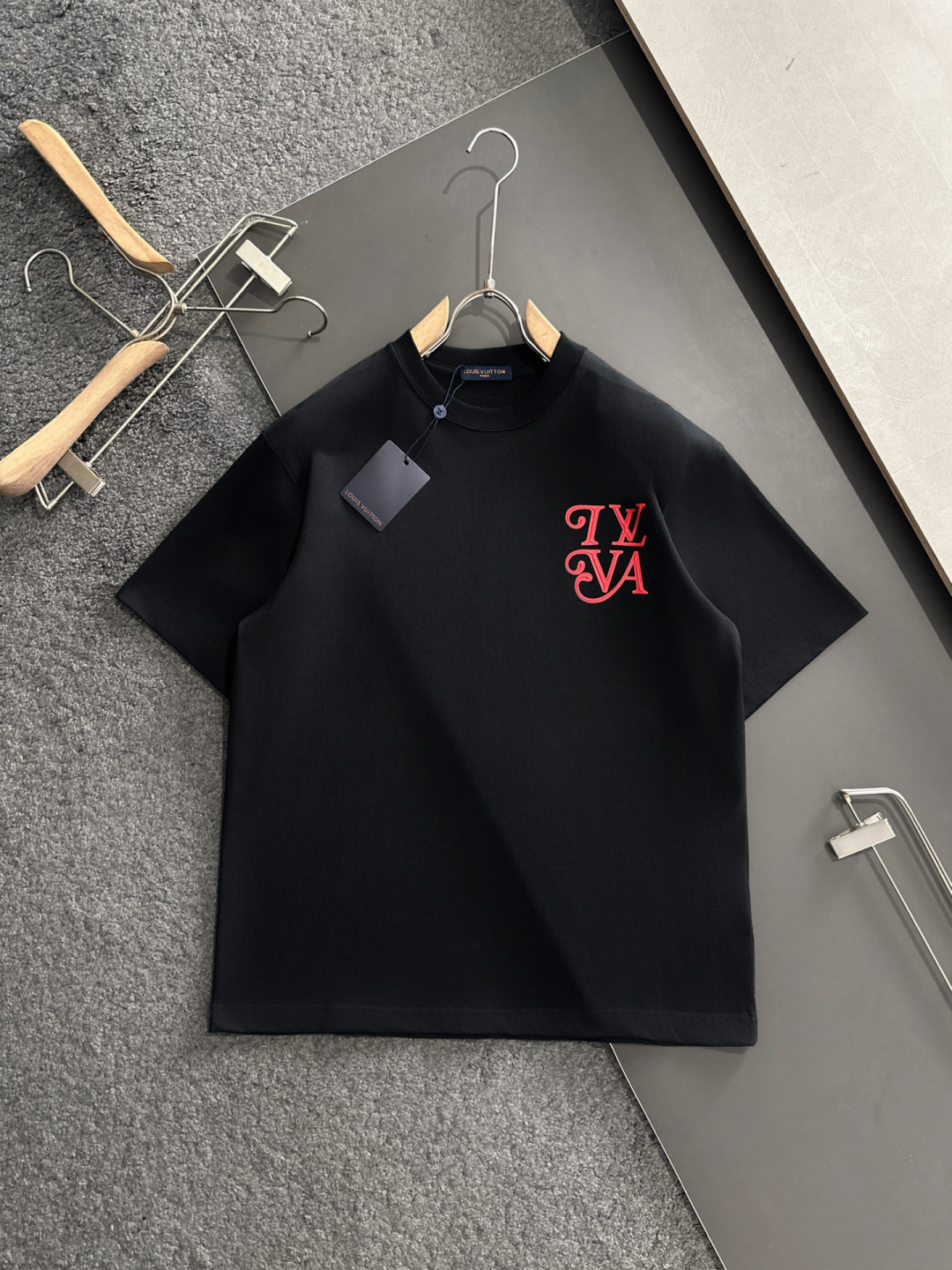 1V 2025SS春夏最新款圆领时尚短袖T恤，官网同步，专柜纯棉面料！贴肤舒适，耐看又好穿，经典简约lo