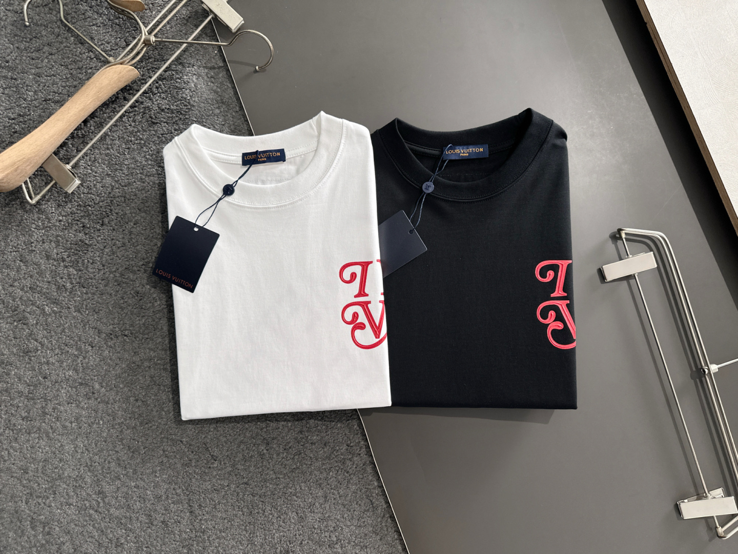 1V 2025SS春夏最新款圆领时尚短袖T恤，官网同步，专柜纯棉面料！贴肤舒适，耐看又好穿，经典简约lo