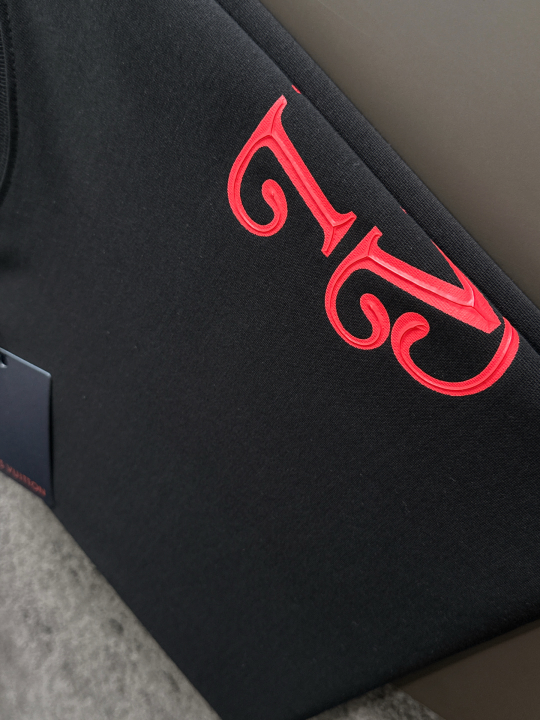 1V 2025SS春夏最新款圆领时尚短袖T恤，官网同步，专柜纯棉面料！贴肤舒适，耐看又好穿，经典简约lo