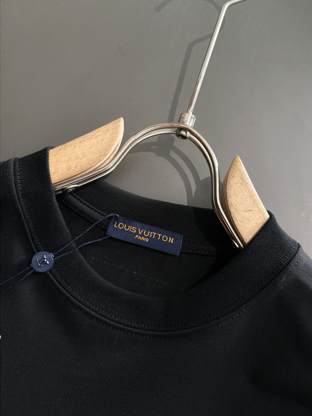 1V 2025SS春夏最新款圆领时尚短袖T恤，官网同步，专柜纯棉面料！贴肤舒适，耐看又好穿，经典简约lo