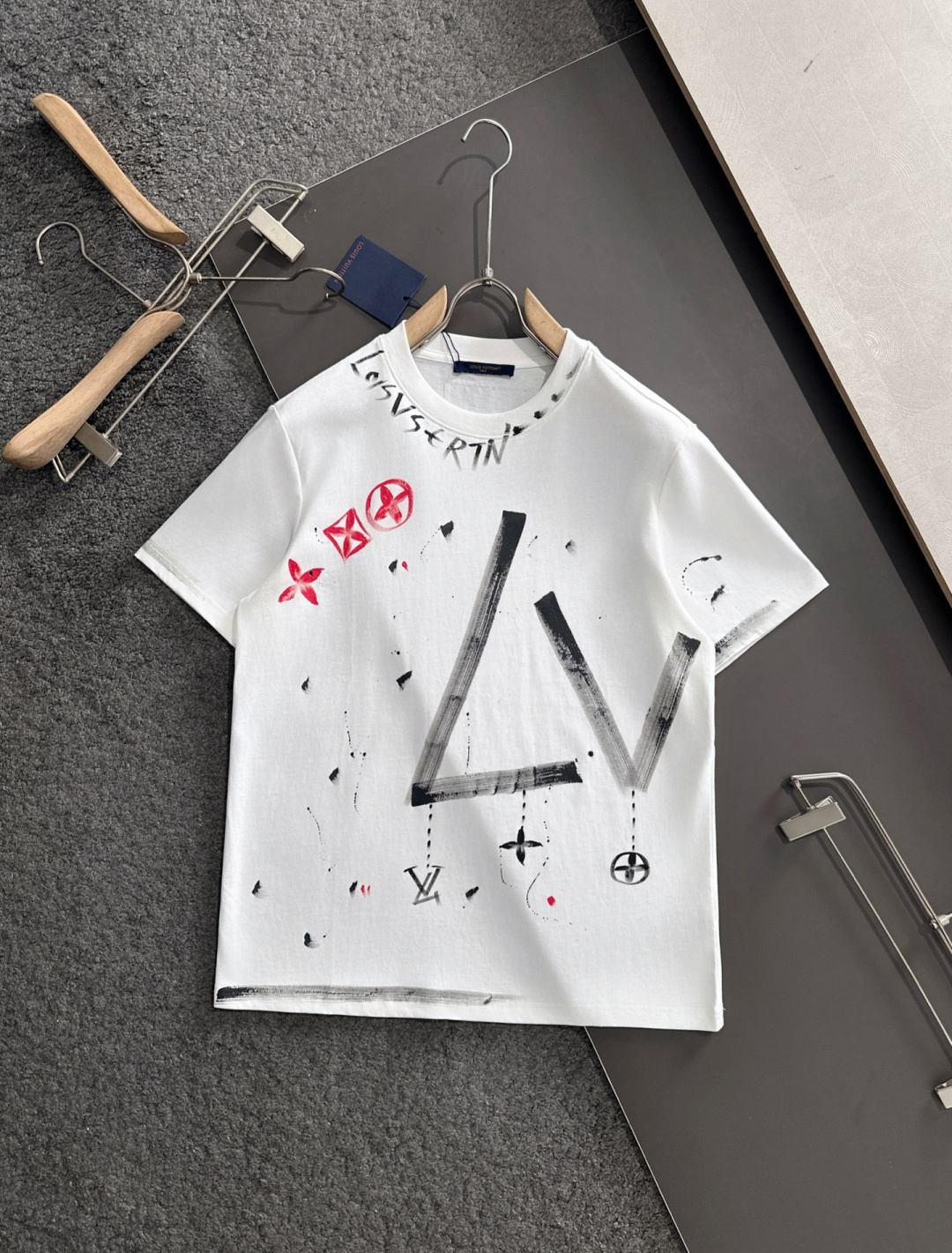 NO:456129,1V 2025SS Spring and Summer latest round neck fashionable short-sleeved T-shirt, synchronized on the official website, and private cotton fabric for the counter!  Comfortable skin, durable and easy to wear, classic simple logo design, original factory craftsmanship, must-have items for handsome men. S-2XL, T-shirt,tees, t-shirt,alexander wang198609091V 2025SS春夏最新款圆领时尚短袖T恤,官网同步,专柜纯棉面料！贴肤舒适,耐看又好穿,经典简约logo设计,原厂工艺一丝不苟,型男必备单品 码数S-2XL,,T-shirt,tees，t-shirt,alexander wang,Men's clothing