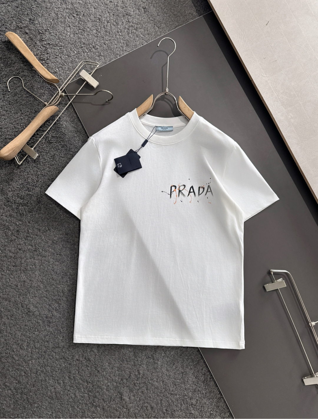 NO:456134,PRAD 2025SS Spring and Summer latest round neck fashionable short-sleeved T-shirt, synchronized on the official website, and private cotton fabric for the counter!  Comfortable skin, durable and easy to wear, classic simple logo design, original factory craftsmanship, must-have items for handsome men. S-2XL, prada, T-shirt,tees, t-shirt,alexander wang19860909PRAD 2025SS春夏最新款圆领时尚短袖T恤,官网同步,专柜纯棉面料！贴肤舒适,耐看又好穿,经典简约logo设计,原厂工艺一丝不苟,型男必备单品 码数S-2XL,,prada,T-shirt,tees，t-shirt,alexander wang,Men's clothing