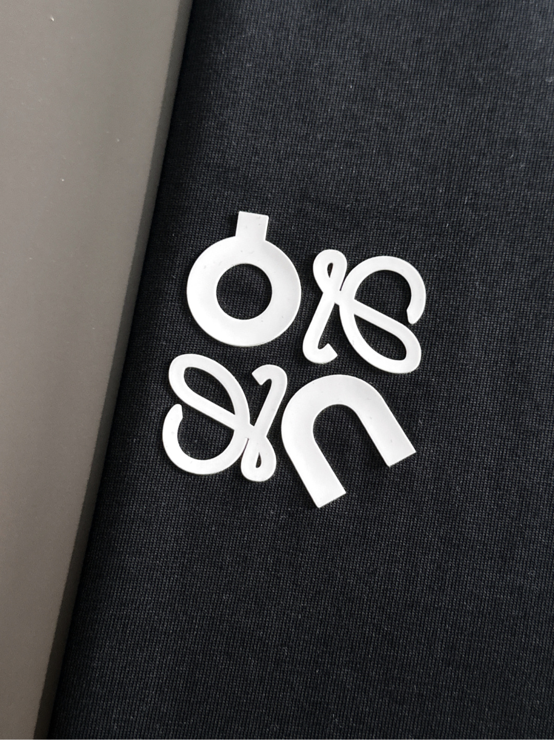 LOW 2025SS春夏最新款圆领时尚短袖T恤，官网同步，专柜纯棉面料！贴肤舒适，耐看又好穿，经典简约l