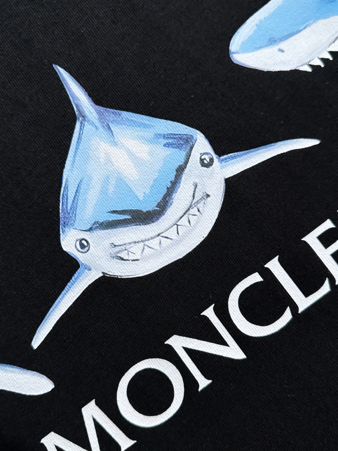 Moncler Camiseta de Algodón con Estampado de Tiburones para Hombre y Mujer 6 cmp i1751602919666 32 0 6