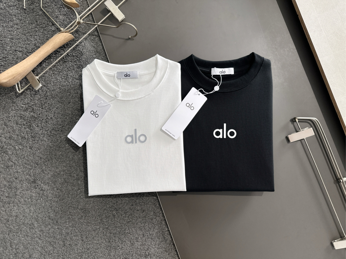 Alo 2025SS春夏最新款圆领时尚短袖T恤，官网同步，专柜纯棉面料！贴肤舒适，耐看又好穿，经典简约l