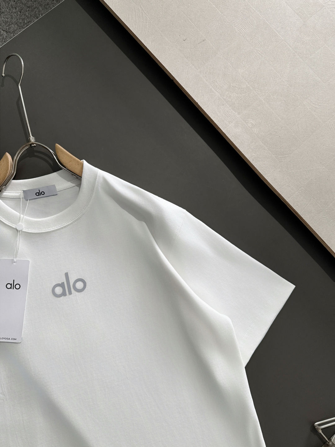 Alo 2025SS春夏最新款圆领时尚短袖T恤，官网同步，专柜纯棉面料！贴肤舒适，耐看又好穿，经典简约l