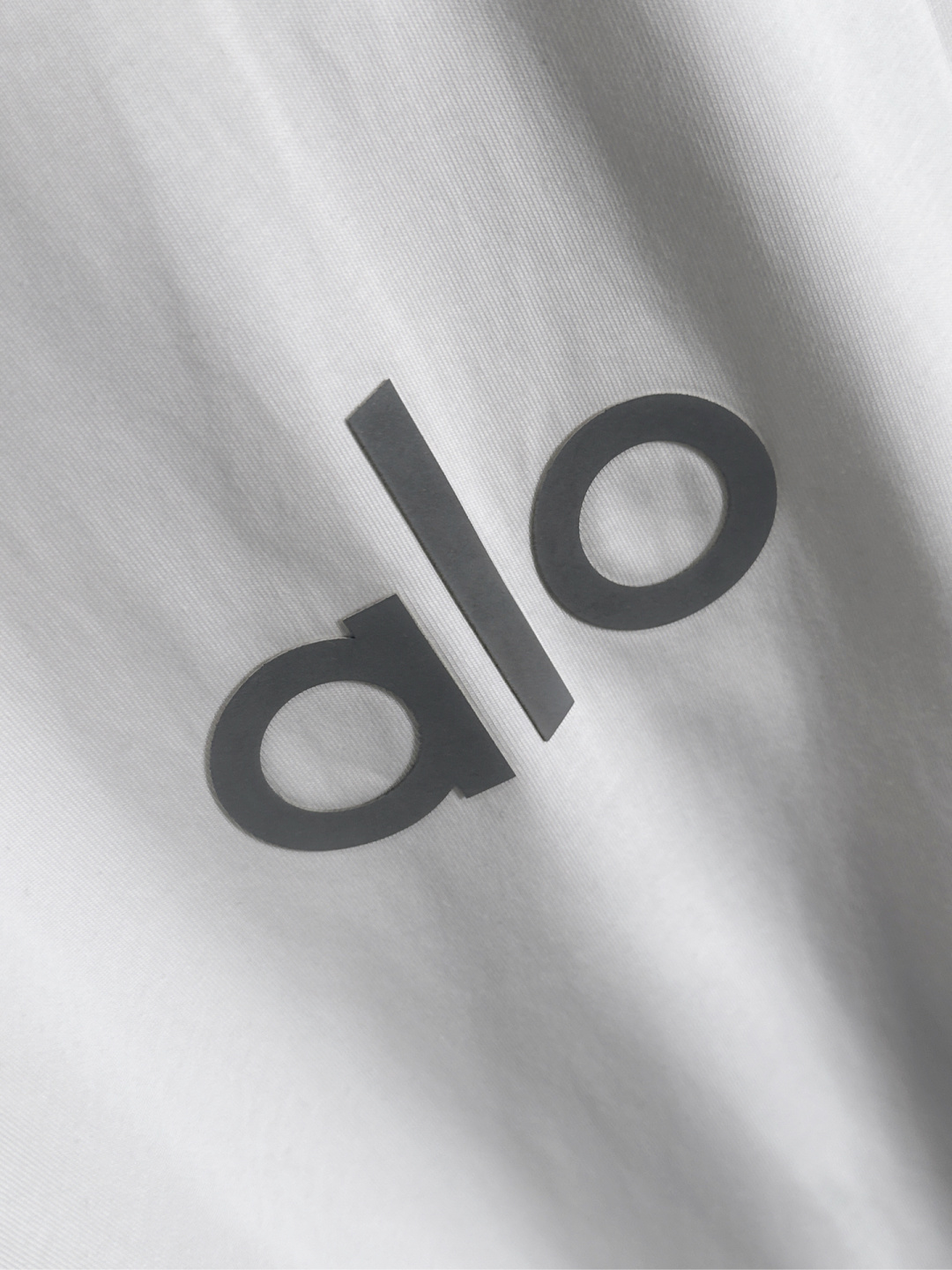 Alo 2025SS春夏最新款圆领时尚短袖T恤，官网同步，专柜纯棉面料！贴肤舒适，耐看又好穿，经典简约l