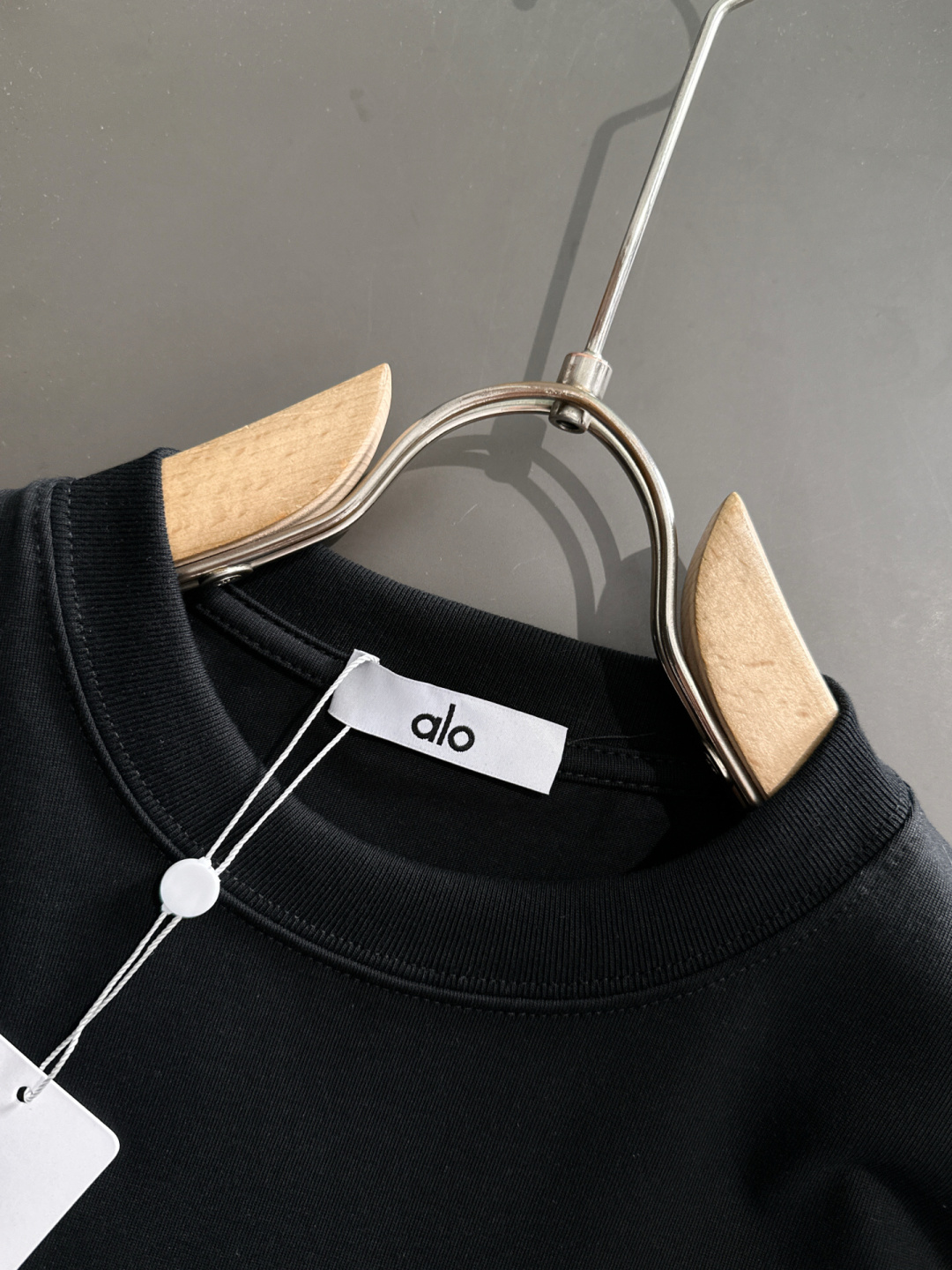 Alo 2025SS春夏最新款圆领时尚短袖T恤，官网同步，专柜纯棉面料！贴肤舒适，耐看又好穿，经典简约l