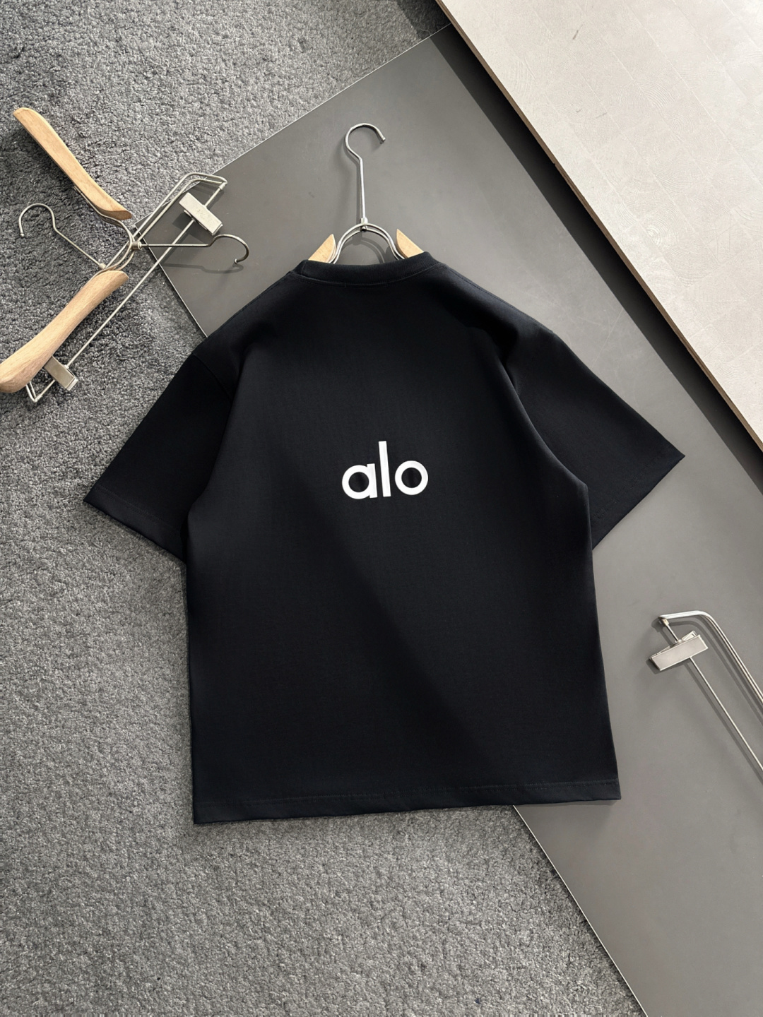 Alo 2025SS春夏最新款圆领时尚短袖T恤，官网同步，专柜纯棉面料！贴肤舒适，耐看又好穿，经典简约l