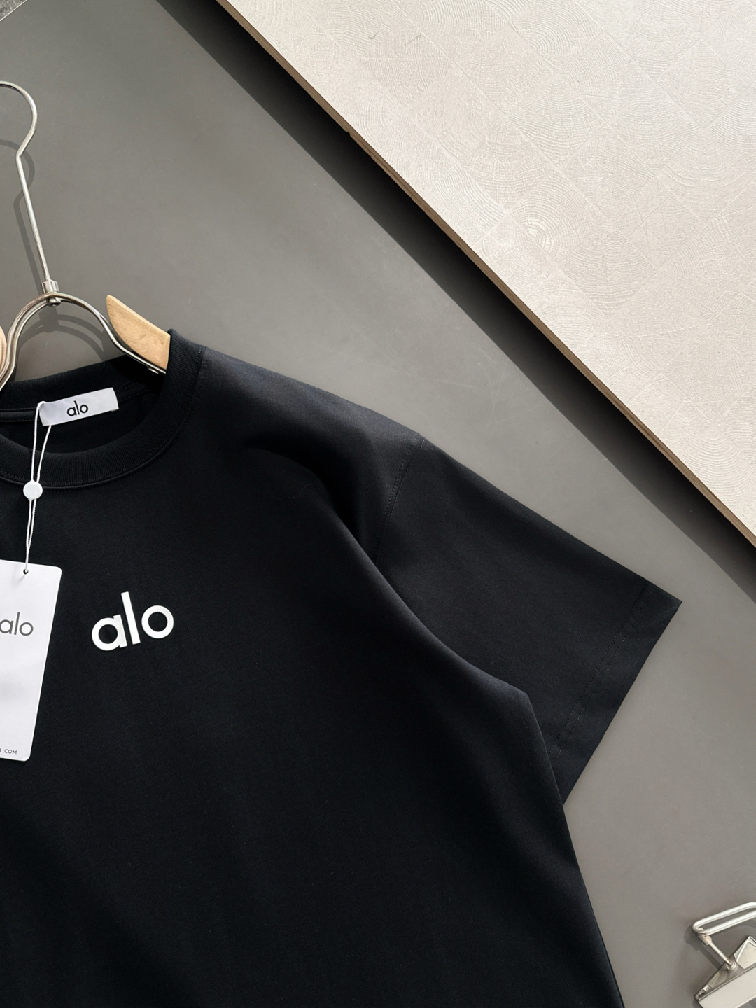 Alo 2025SS春夏最新款圆领时尚短袖T恤，官网同步，专柜纯棉面料！贴肤舒适，耐看又好穿，经典简约l