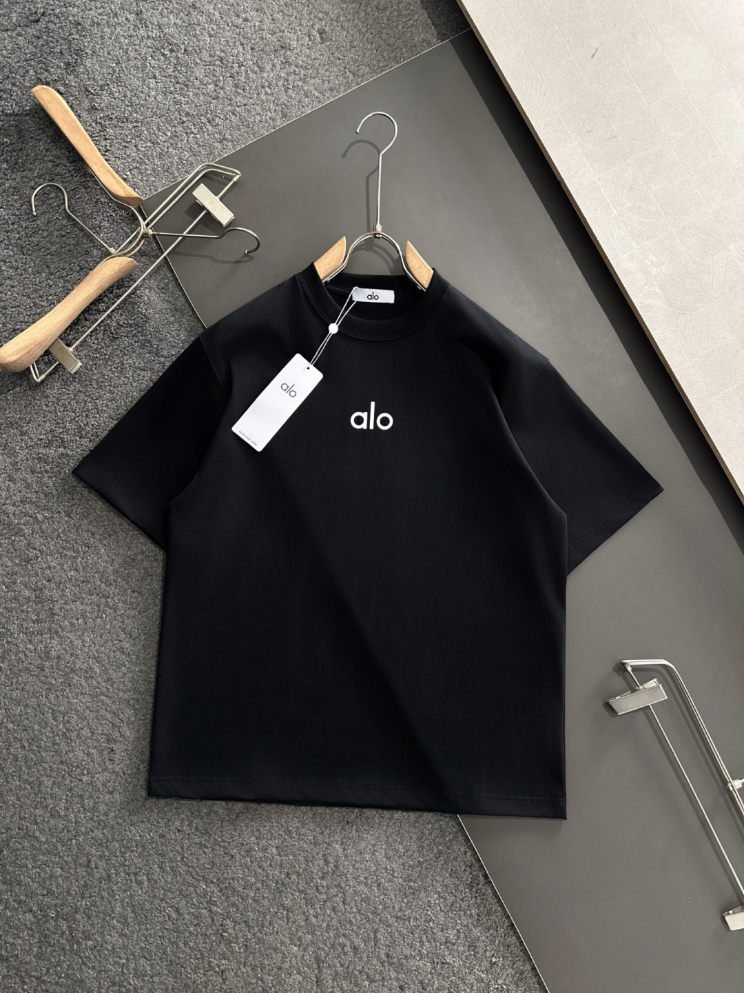 Alo 2025SS春夏最新款圆领时尚短袖T恤，官网同步，专柜纯棉面料！贴肤舒适，耐看又好穿，经典简约l
