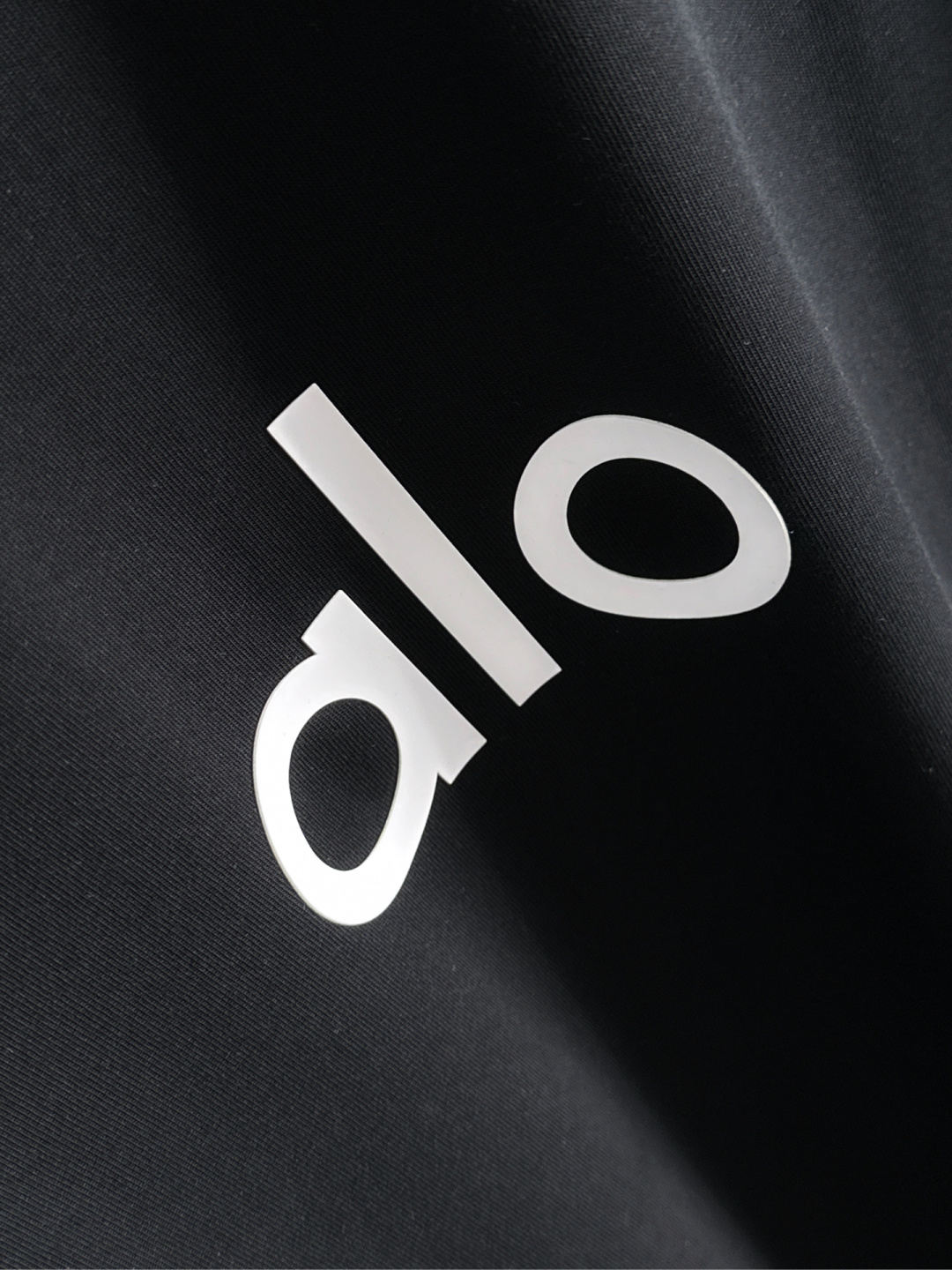 Alo 2025SS春夏最新款圆领时尚短袖T恤，官网同步，专柜纯棉面料！贴肤舒适，耐看又好穿，经典简约l