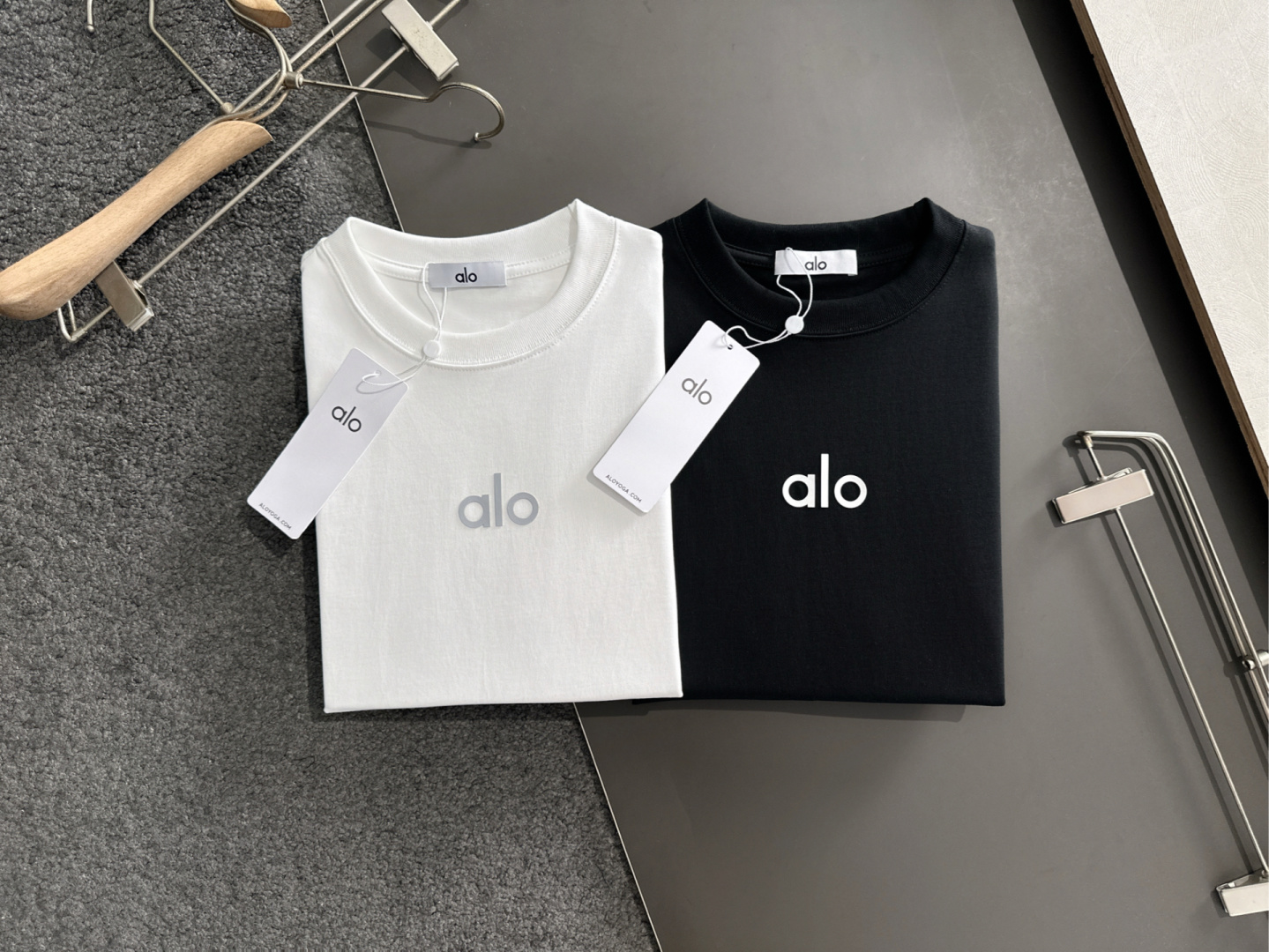 Alo 2025SS春夏最新款圆领时尚短袖T恤，官网同步，专柜纯棉面料！贴肤舒适，耐看又好穿，经典简约l