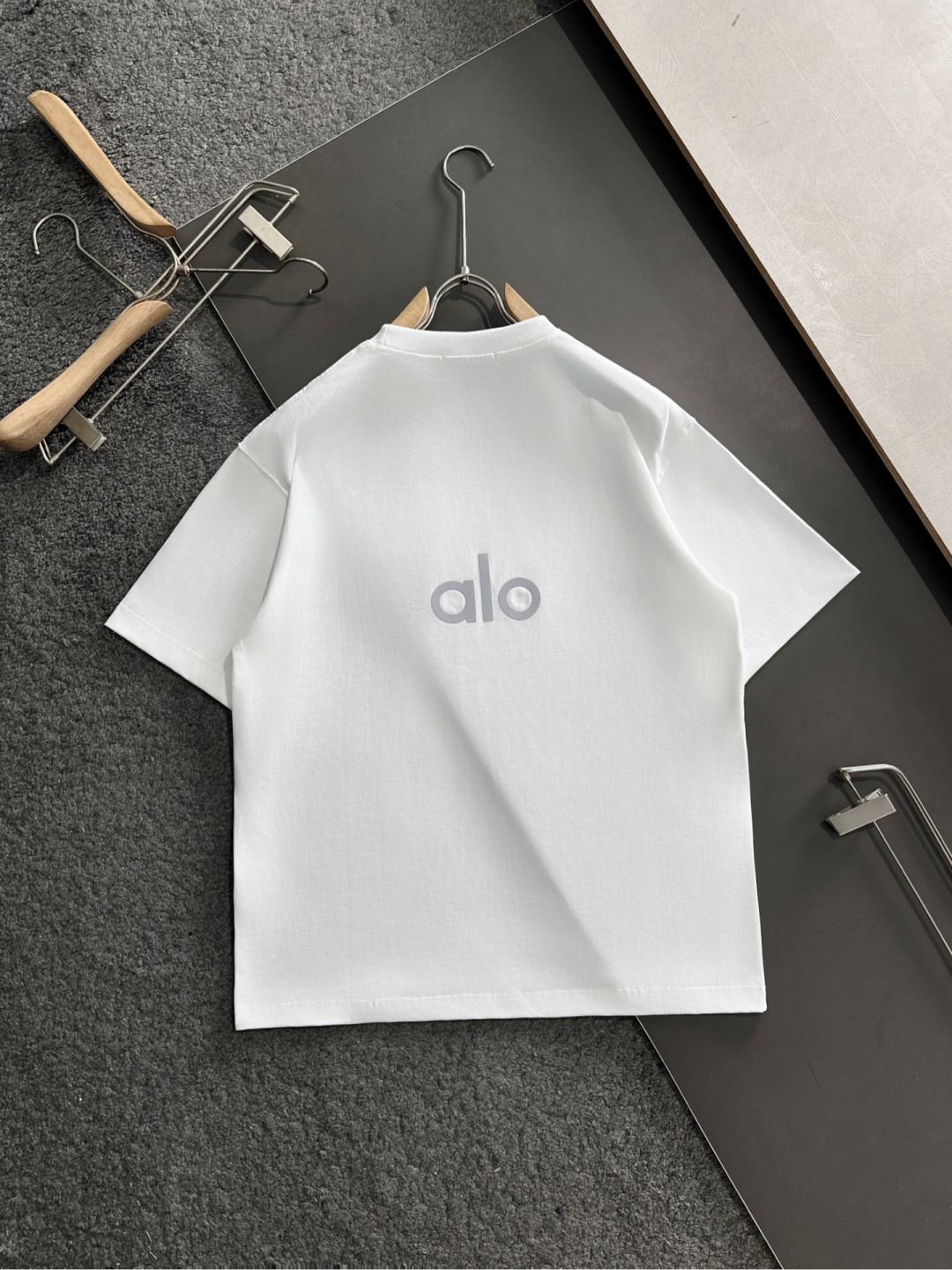 Alo 2025SS春夏最新款圆领时尚短袖T恤，官网同步，专柜纯棉面料！贴肤舒适，耐看又好穿，经典简约l