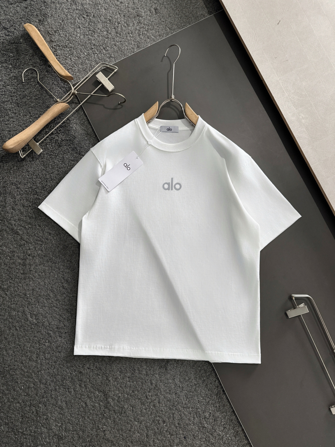 Alo 2025SS春夏最新款圆领时尚短袖T恤，官网同步，专柜纯棉面料！贴肤舒适，耐看又好穿，经典简约l