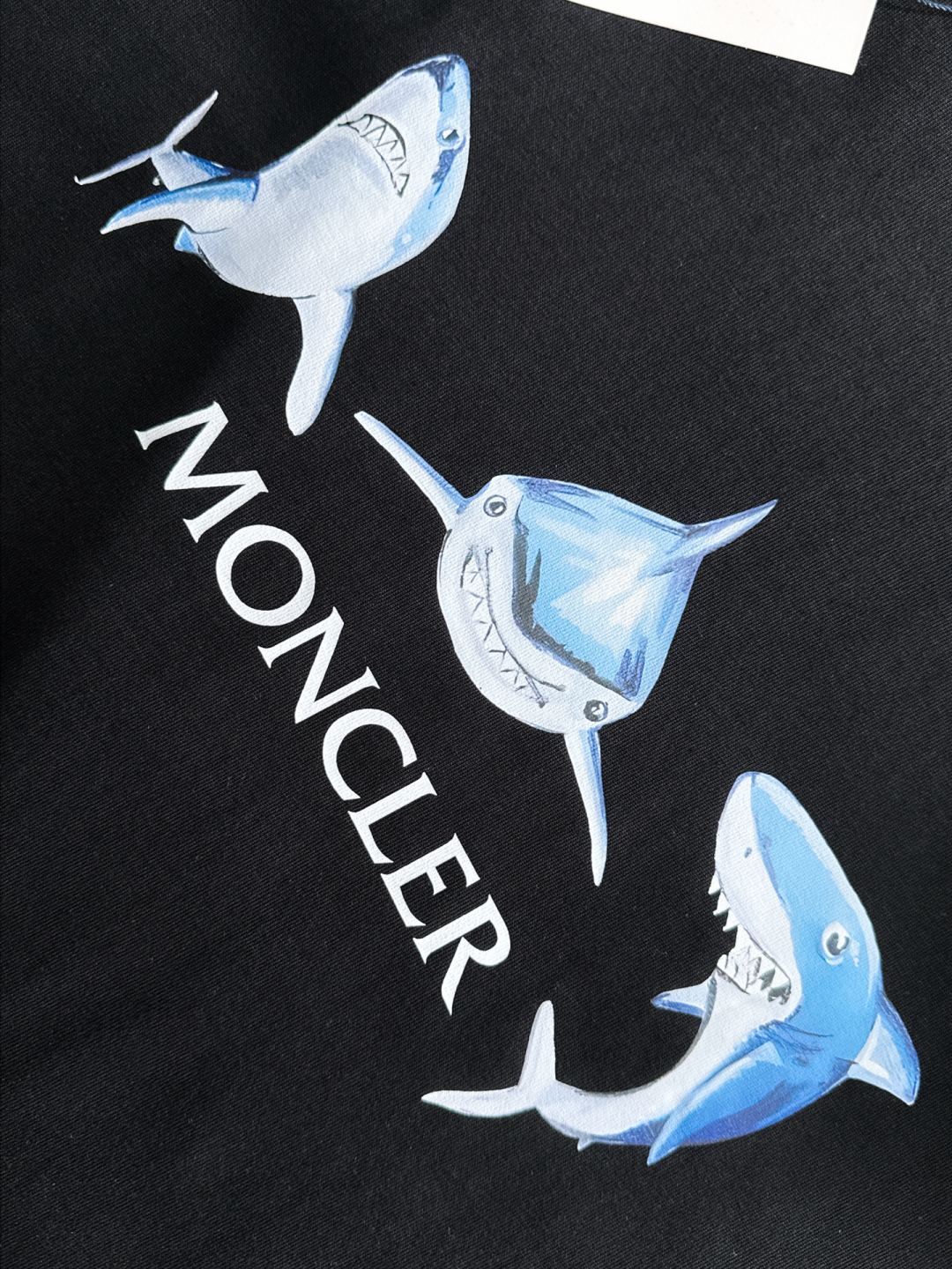 Moncler Camiseta de Algodón con Estampado de Tiburones para Hombre y Mujer 7 cmp i1751613684997 4734 0 9