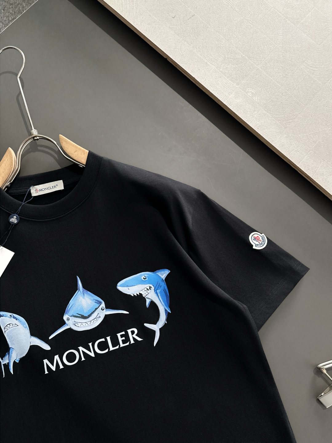 Moncler Camiseta de Algodón con Estampado de Tiburones para Hombre y Mujer 5 cmp i1751613685159 2098 0 11