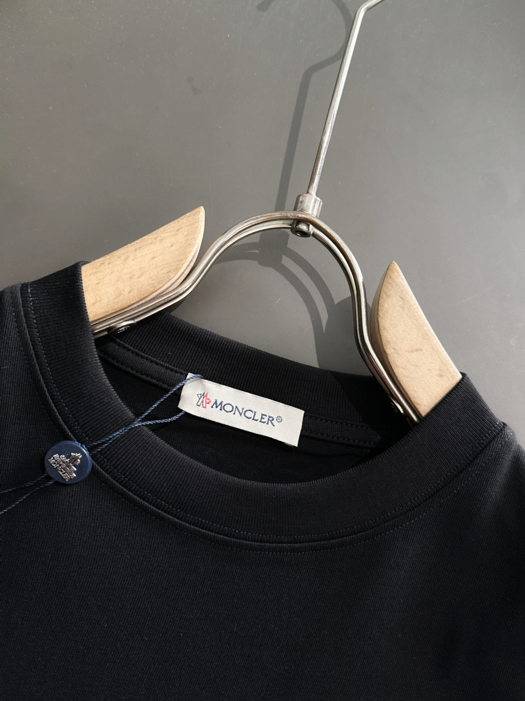 Moncler Camiseta de Algodón con Estampado de Tiburones para Hombre y Mujer 4 cmp i1751613685320 6585 0 10