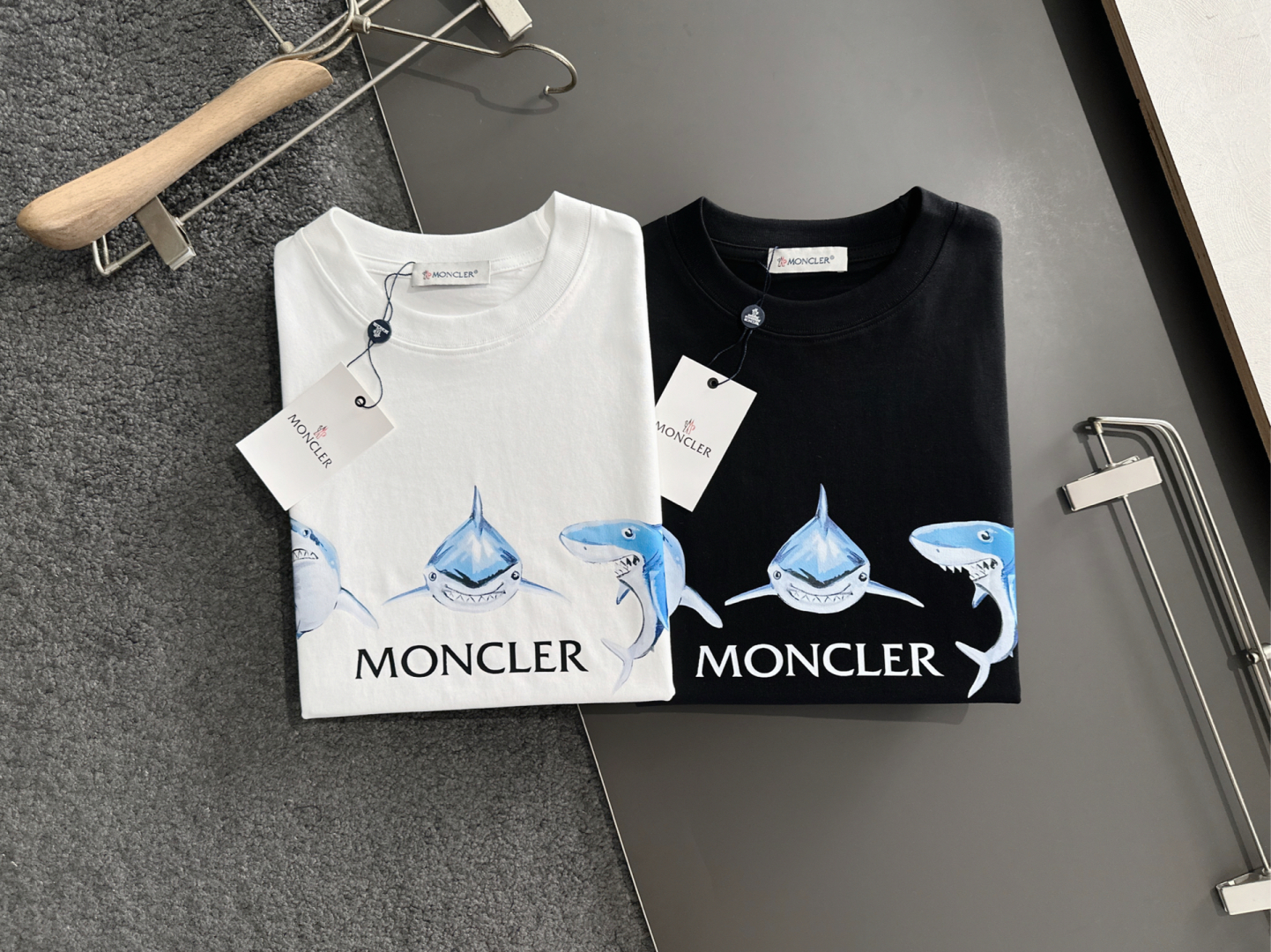Moncler Camiseta de Algodón con Estampado de Tiburones para Hombre y Mujer 3 cmp i1751613685893 1243 0 13