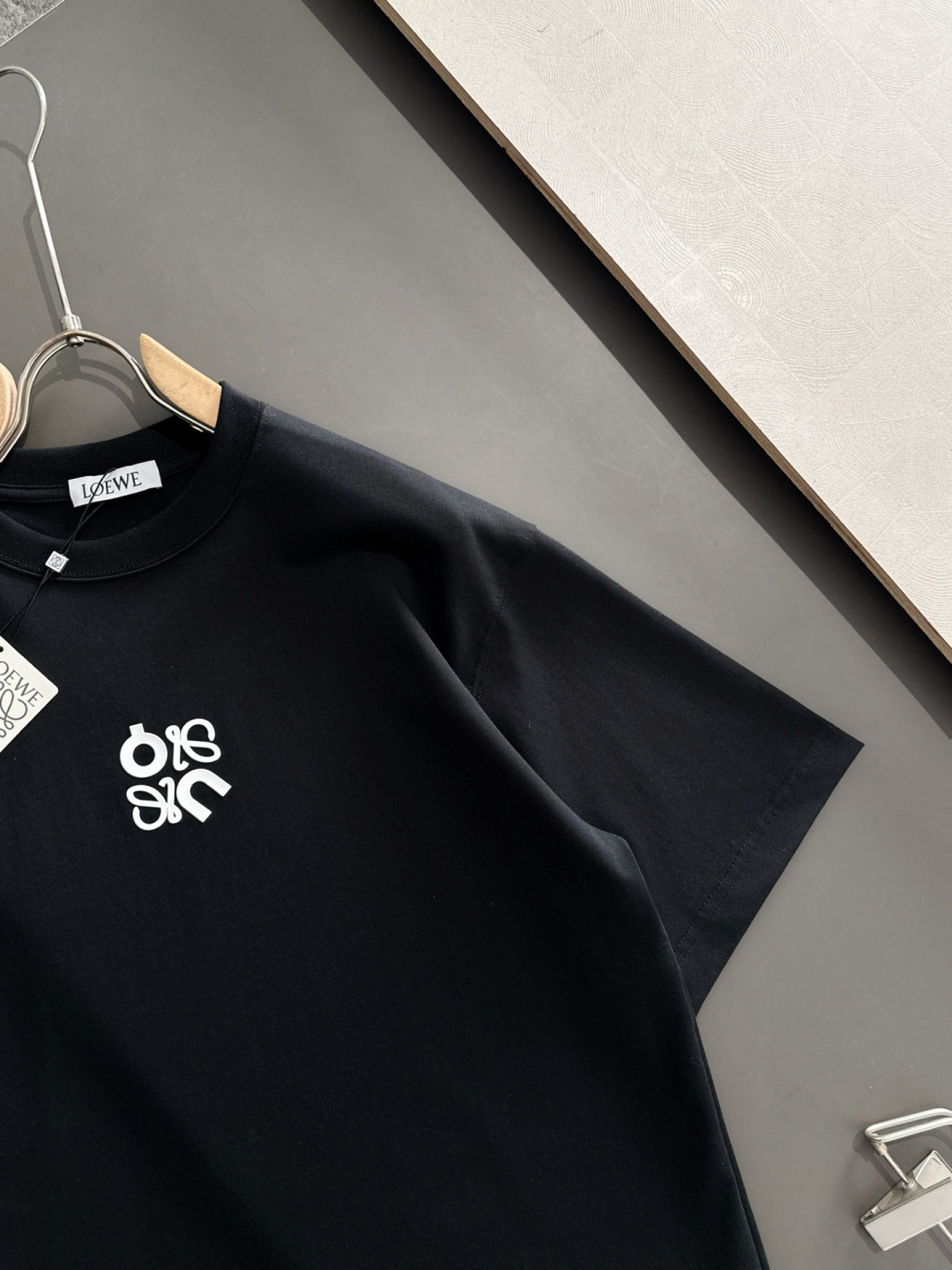 LOW 2025SS春夏最新款圆领时尚短袖T恤，官网同步，专柜纯棉面料！贴肤舒适，耐看又好穿，经典简约l