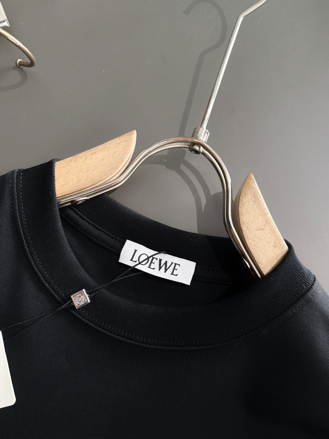 LOW 2025SS春夏最新款圆领时尚短袖T恤，官网同步，专柜纯棉面料！贴肤舒适，耐看又好穿，经典简约l