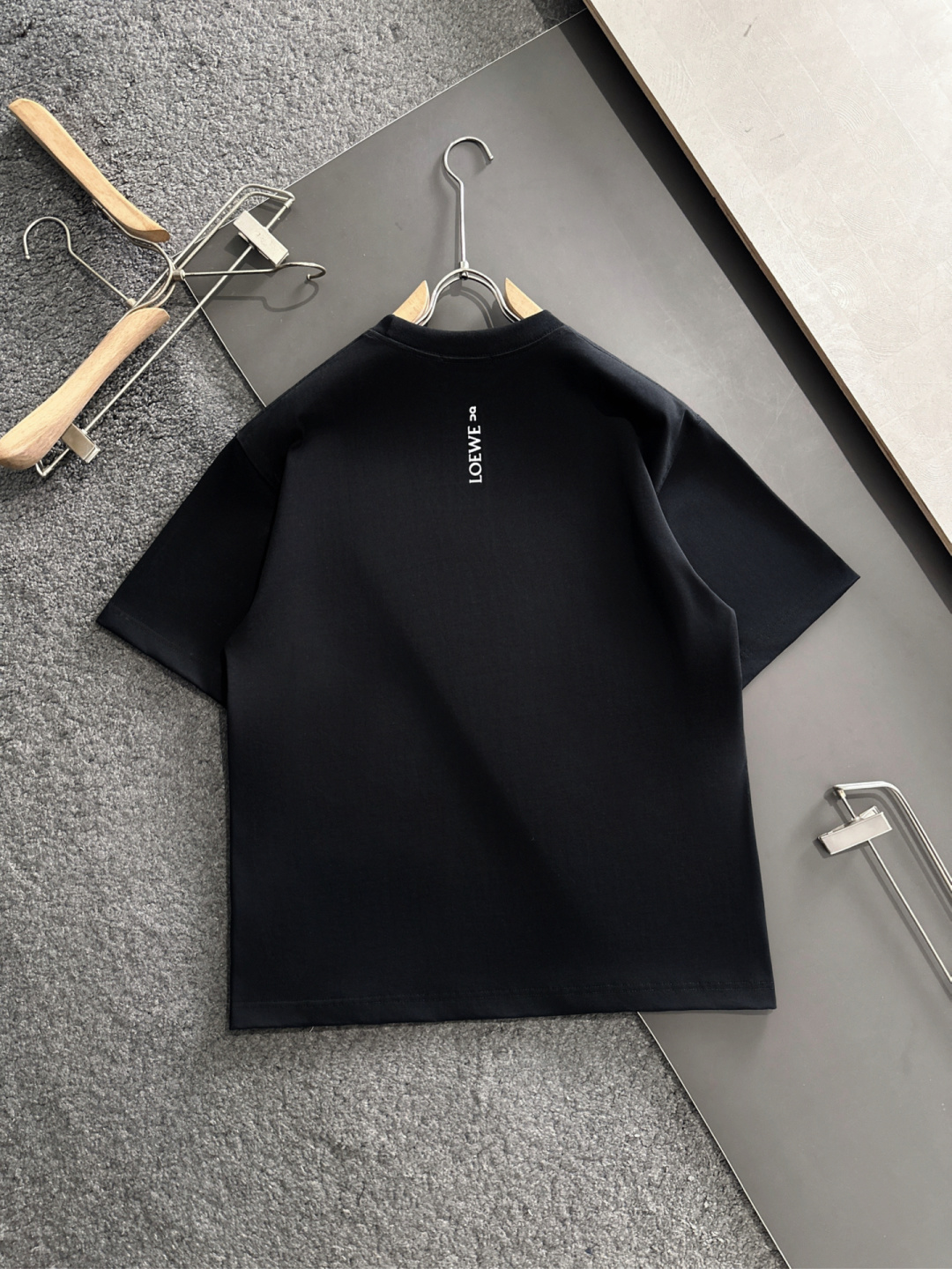 LOW 2025SS春夏最新款圆领时尚短袖T恤，官网同步，专柜纯棉面料！贴肤舒适，耐看又好穿，经典简约l