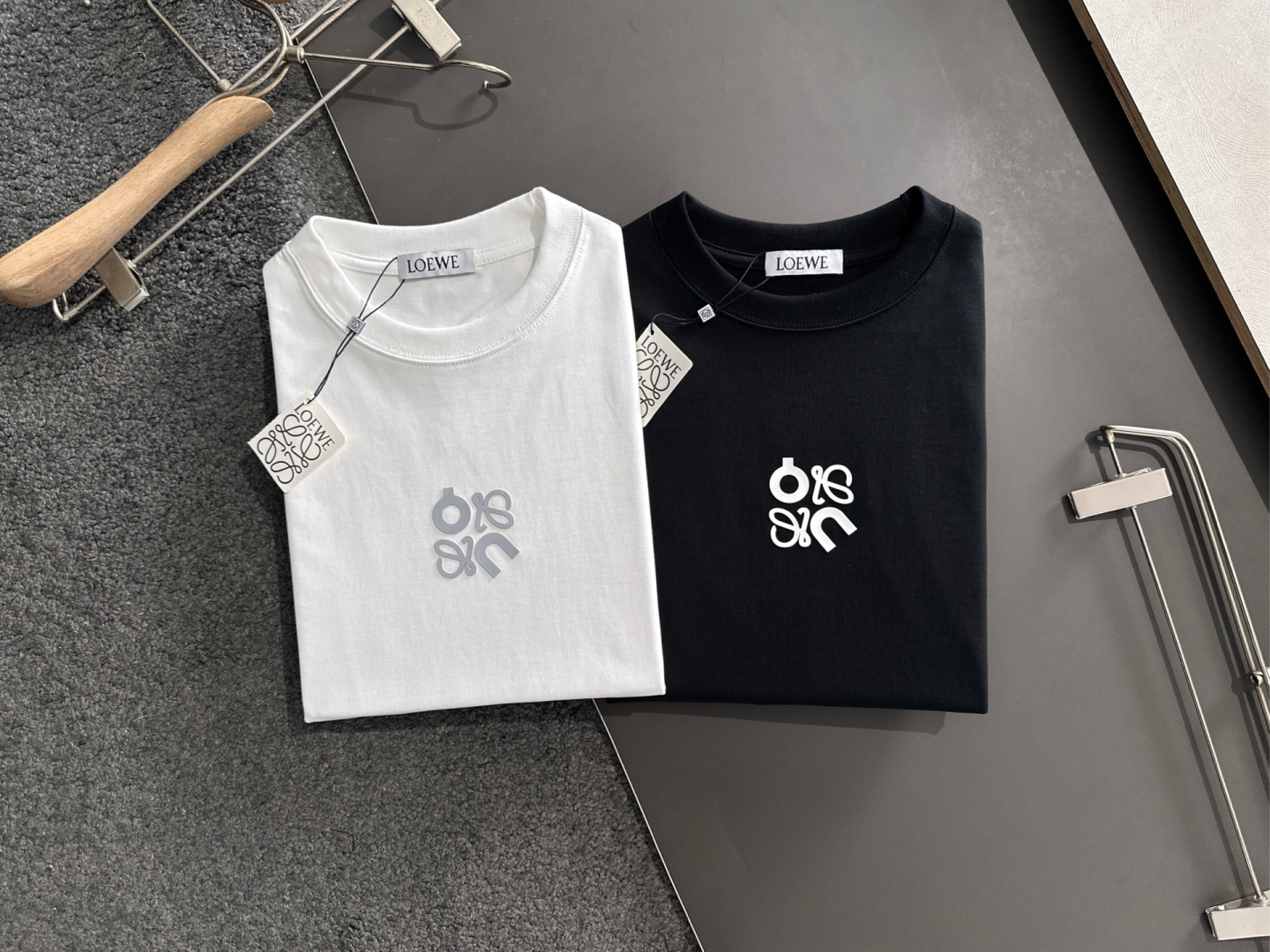 LOW 2025SS春夏最新款圆领时尚短袖T恤，官网同步，专柜纯棉面料！贴肤舒适，耐看又好穿，经典简约l