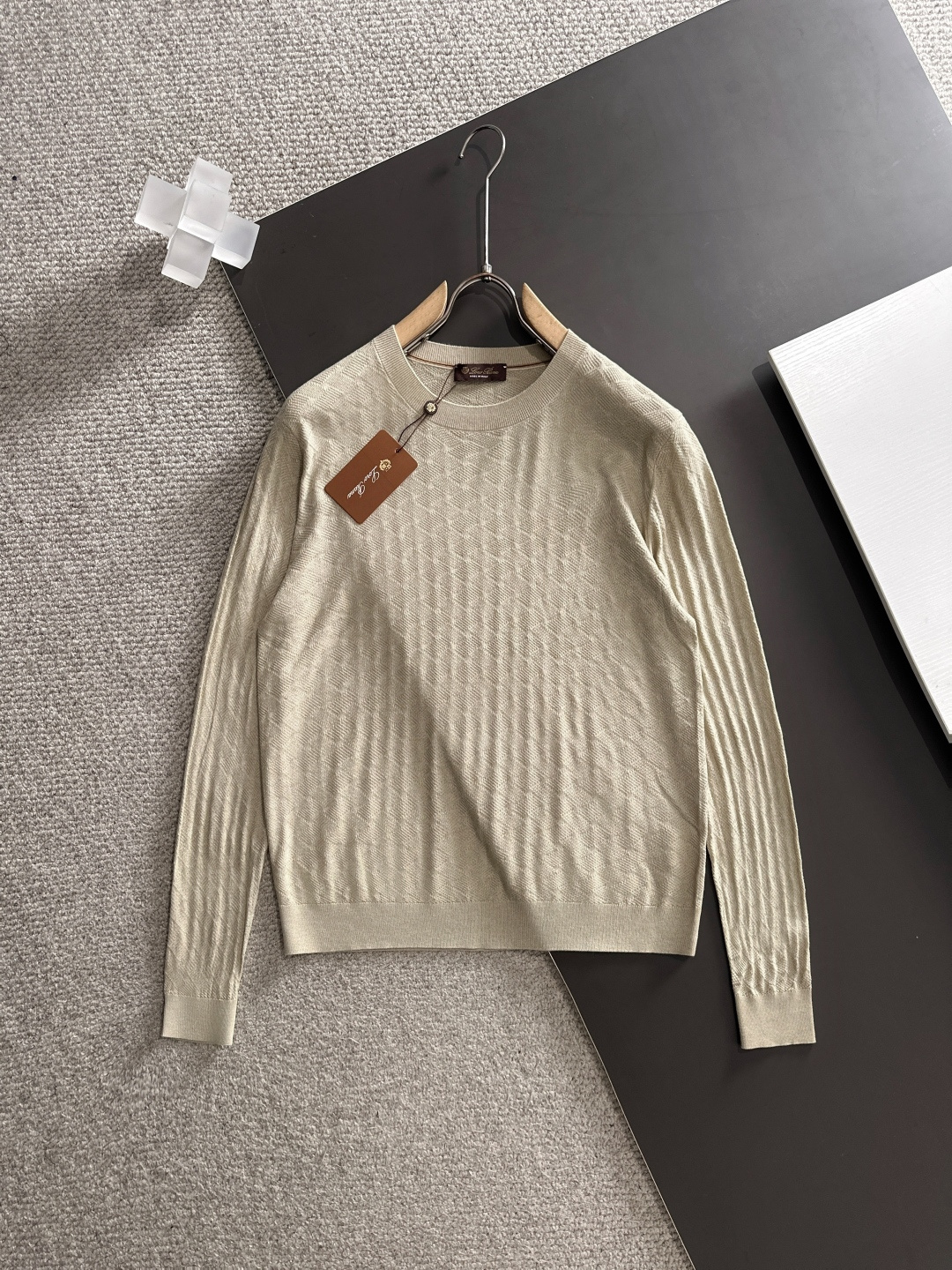 NO:521645,L5 new men's warp cashmere sweater series, imported knitted fabrics are presented. The light and soft fabric has been dyed with ready-to-wear to create an elegant texture. The original custom imported yarn color dyed, customized rib collar, and foot design contrasting ribs. The classic makes the clothes softer with the inherent sporty atmosphere. The versatile style makes it very suitable for single wear, and all auxiliary materials are provided by customers. The yarn is made by customers, the thickness and conventional warmth is skin-friendly and delicate, not sweaty, and super comfortable. The solid color design is the overall atmospheric fashion, and it is just casual and business!  Code number M-3xL, loro piana, alexander wang19860909L5新款男士经山羊绒针织衫系列 进口针织面料呈现.轻盈柔软的面料经过成衣染色,营造出优雅纹理,原版定制进口纱线色染 定制罗纹领口 起脚设计撞色罗纹 经典让衣服与生俱有的运动气息得以柔和.百搭风范令其非常适合单穿,所有辅料全部客供.客供纱制作,厚度和常规保暖 亲肤细腻不闷汗,超级舒服.纯色设计款,整体就是大气时尚,休闲商务都即可！ 码数M-3xL,,loro piana,alexander wang,Men's clothing