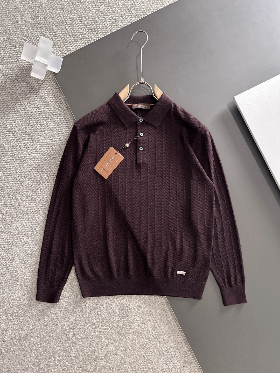 NO:512391,L5 new men's classic lapel knitted Polo shirt series imported knitted fabrics are presented. The light and soft fabric has been dyed with ready-to-wear to create an elegant texture. The original custom imported yarn color dyed, customized rib collar, and foot design contrasting ribs. The classic makes the clothes softer with the inherent sporty atmosphere. The versatile style makes it very suitable for single wear, and all auxiliary materials are provided by customers. The yarn is made by customers, the thickness and conventional warmth is skin-friendly and delicate, not sweaty, and super comfortable. The solid color design is the overall atmospheric fashion, and it is just casual and business!  Code number M-3xL, loro piana, alexander wang19860909L5新款男士经典翻领针织Polo衫系列 进口针织面料呈现.轻盈柔软的面料经过成衣染色,营造出优雅纹理,原版定制进口纱线色染 定制罗纹领口 起脚设计撞色罗纹 经典让衣服与生俱有的运动气息得以柔和.百搭风范令其非常适合单穿,所有辅料全部客供.客供纱制作,厚度和常规保暖 亲肤细腻不闷汗,超级舒服.纯色设计款,整体就是大气时尚,休闲商务都即可！ 码数M-3xL,,loro piana,alexander wang,Men's clothing