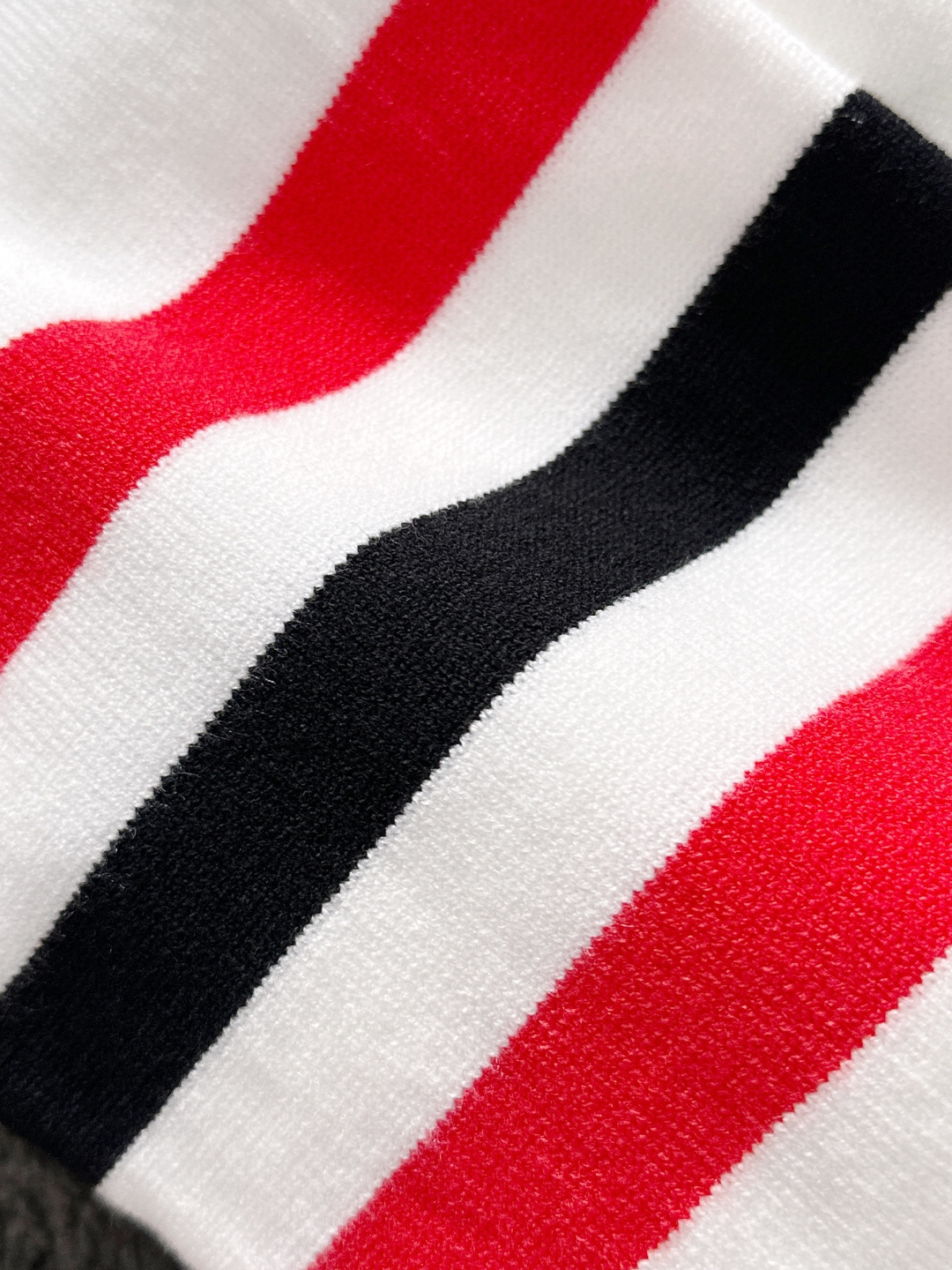 GUC 2025秋冬提花➕刺绣新款简约圆领针织羊毛衫，精致工艺专柜面料，顶级元素融合打造，经典3标齐全，