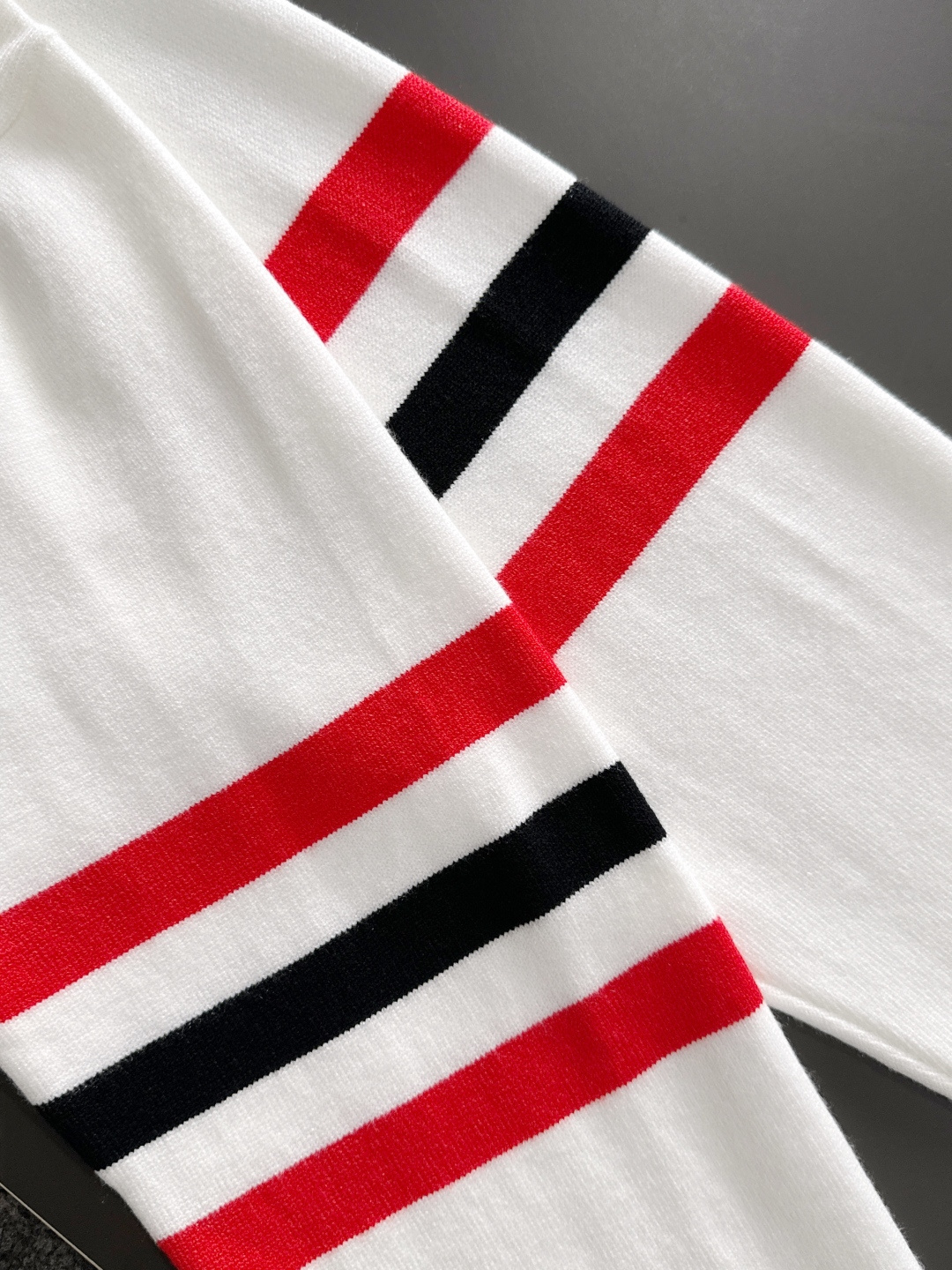 GUC 2025秋冬提花➕刺绣新款简约圆领针织羊毛衫，精致工艺专柜面料，顶级元素融合打造，经典3标齐全，