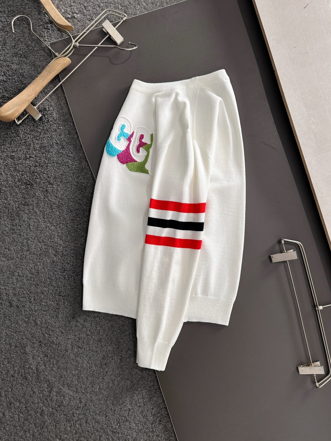 GUC 2025秋冬提花➕刺绣新款简约圆领针织羊毛衫，精致工艺专柜面料，顶级元素融合打造，经典3标齐全，