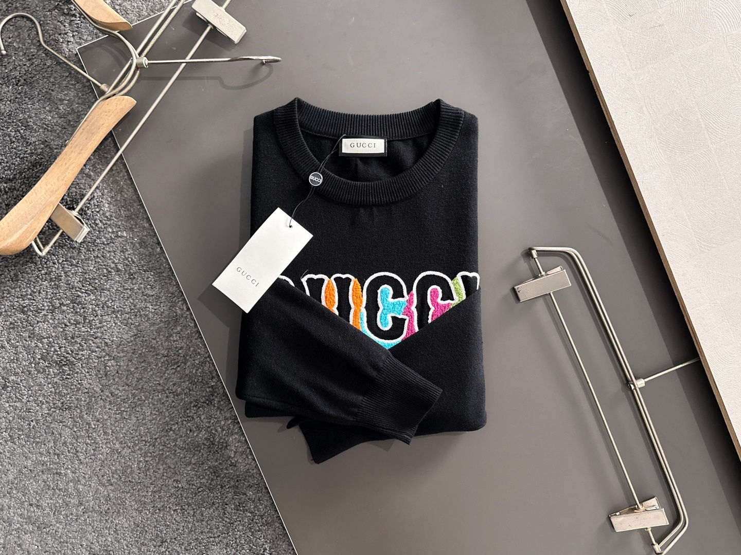 GUC 2025秋冬提花➕刺绣新款简约圆领针织羊毛衫，精致工艺专柜面料，顶级元素融合打造，经典3标齐全，